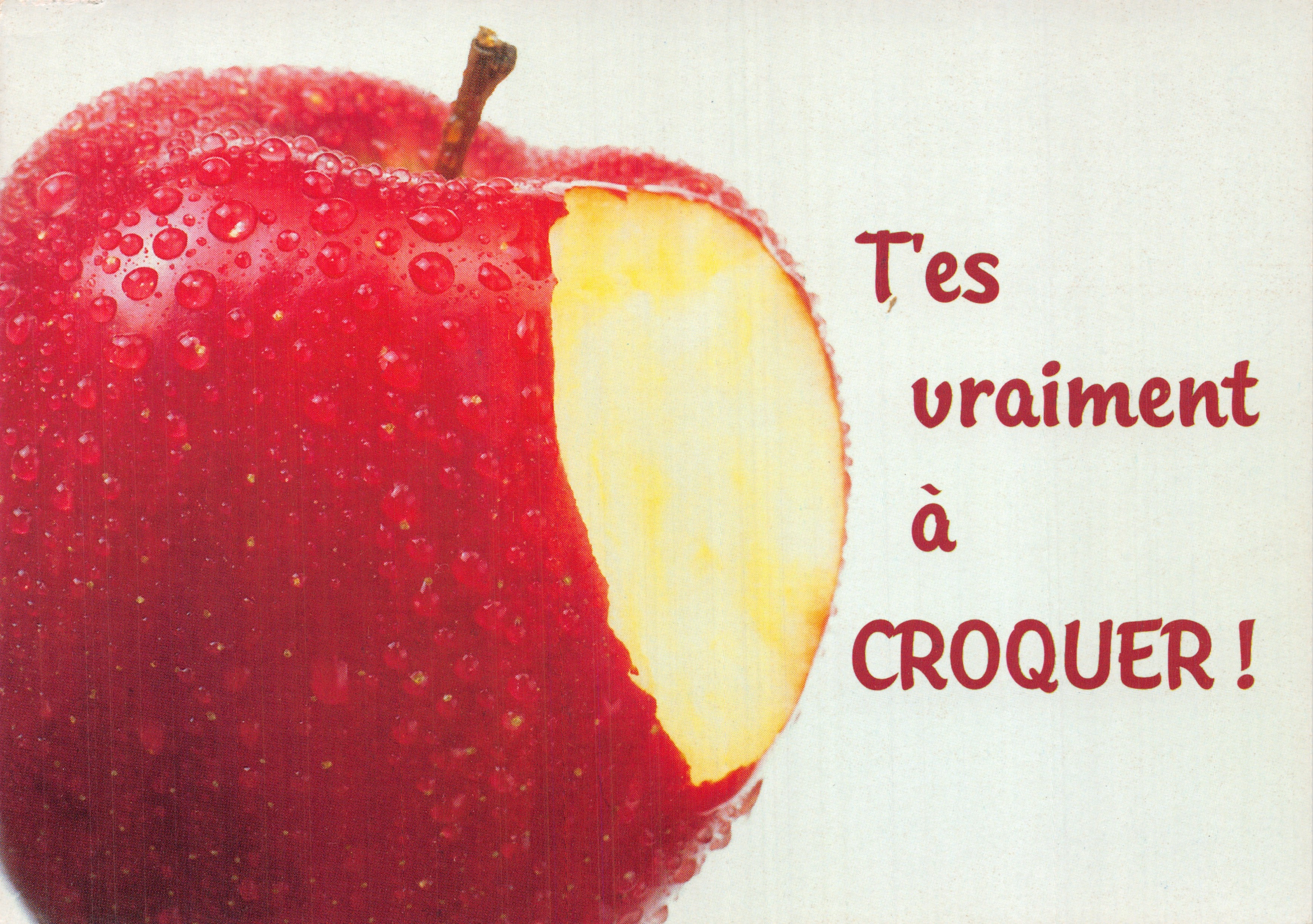 Pomme — fruit rouge avec une part mangée — éditeur Fotoline