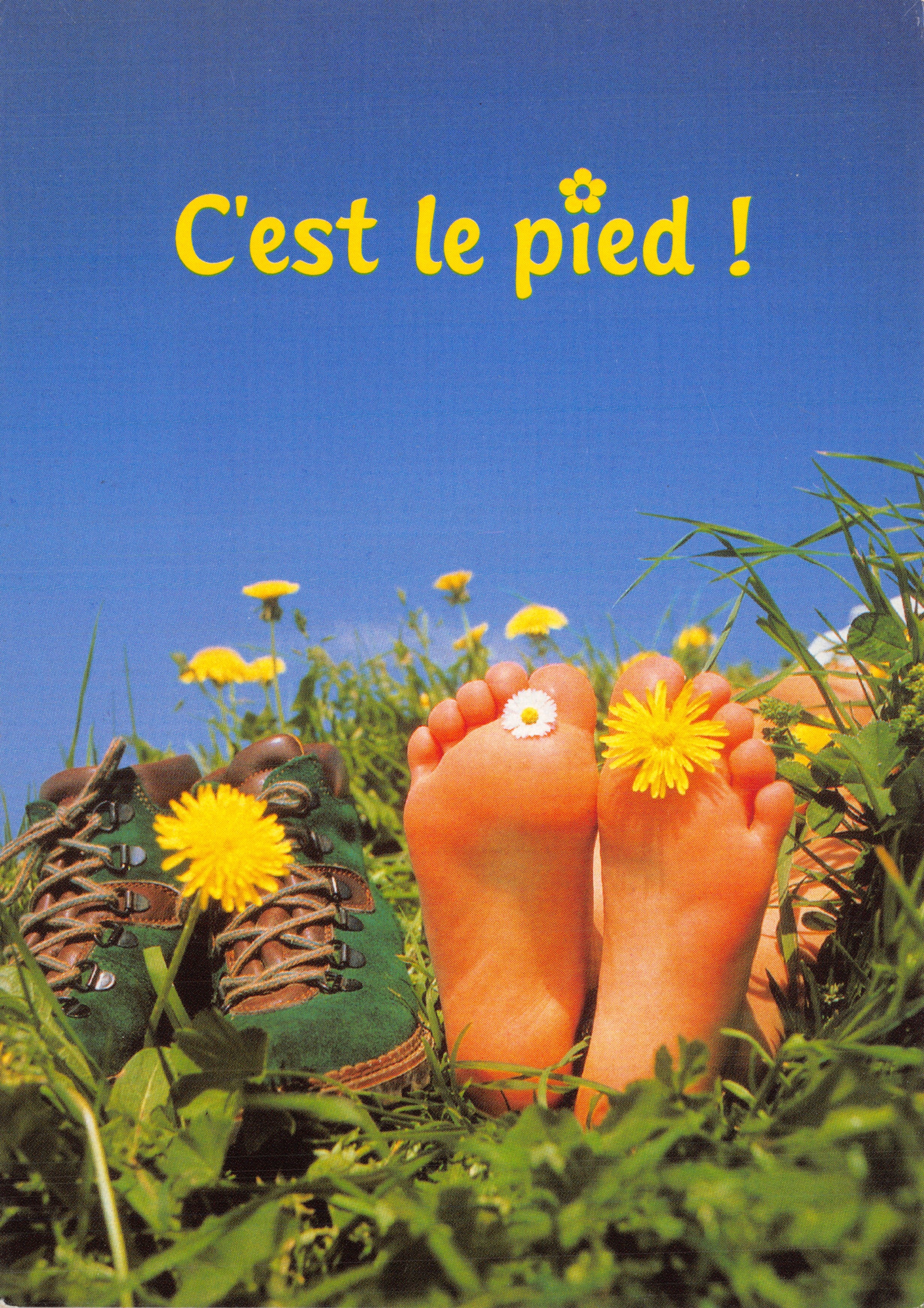 Barevoeten in het gras — Met wandelschoenen — Fotoline