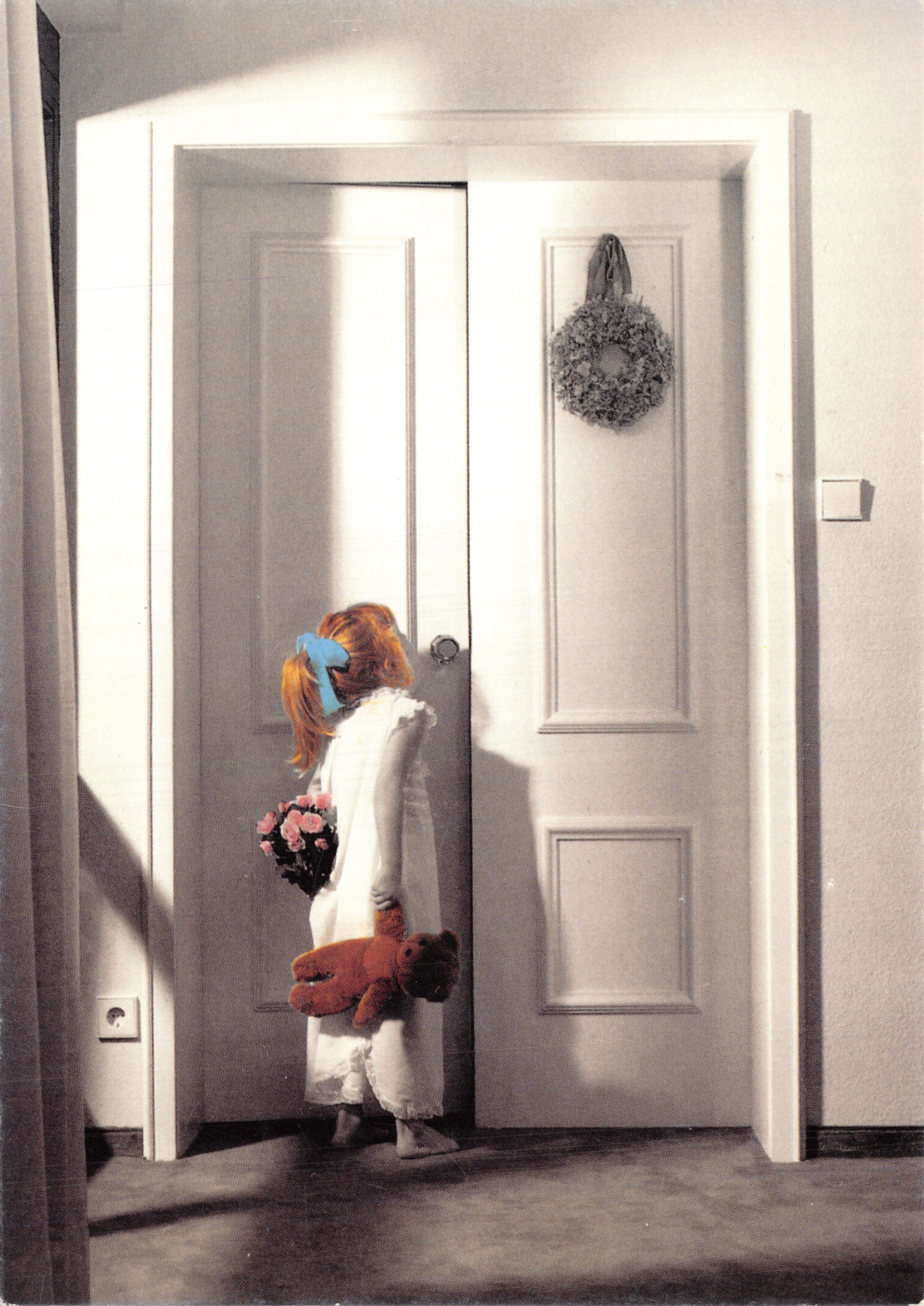 Fille devant une porte — scène intérieure avec couronne et jouet — Foto Prisma n°8153