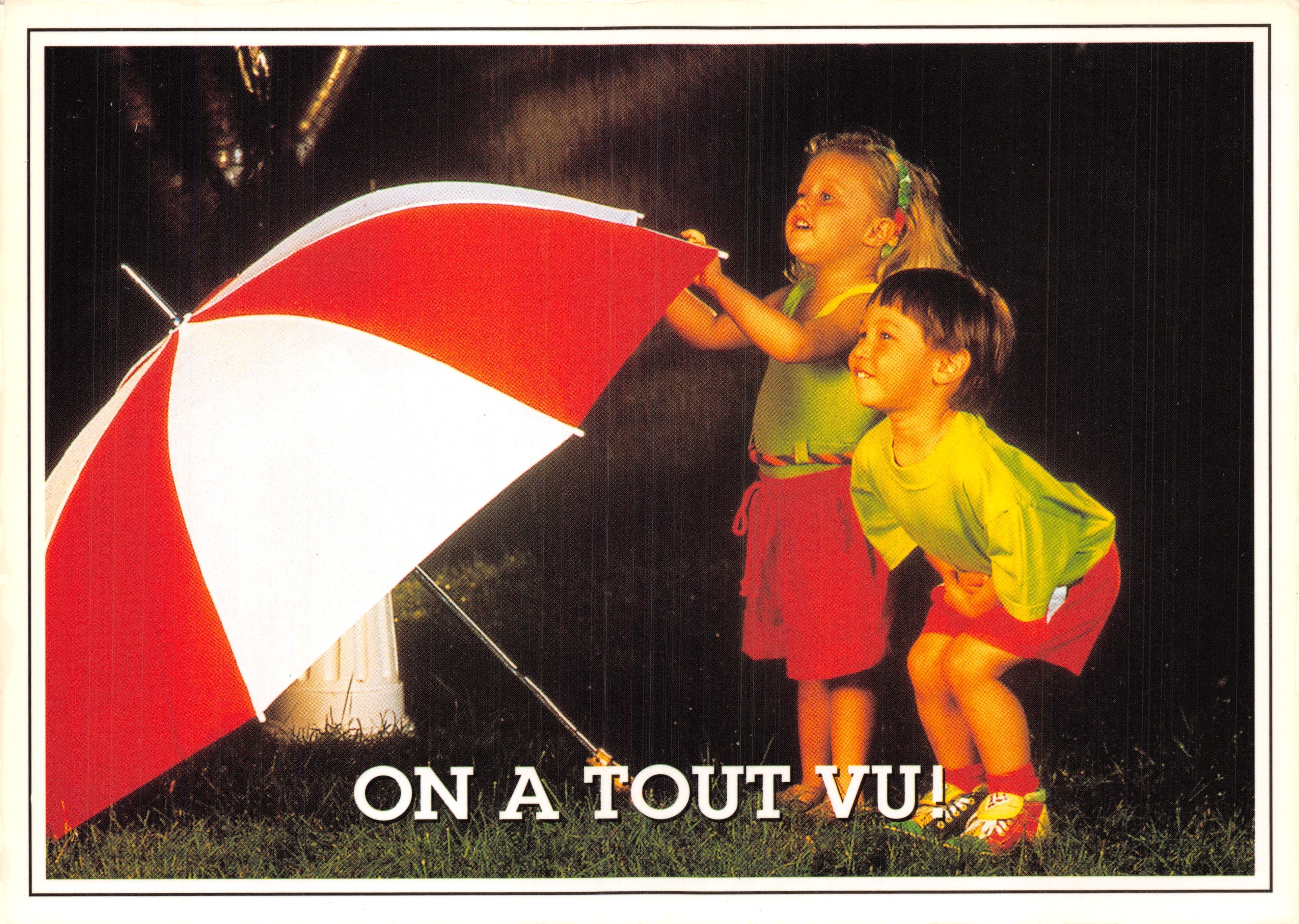 Deux enfants sous un parapluie — scène de jardin — éditeur AS de Cœur, Collection AS de Cœur, n° 121