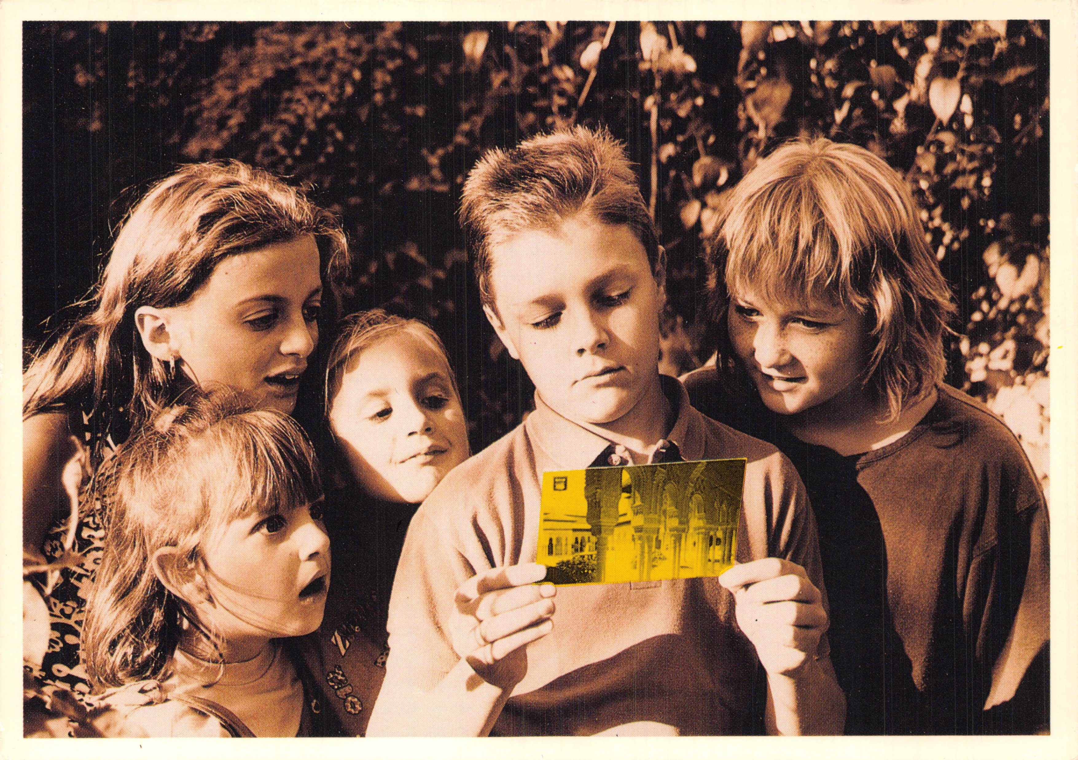 Enfants observant une carte postale — éditeur U.P.C.P. N° 8