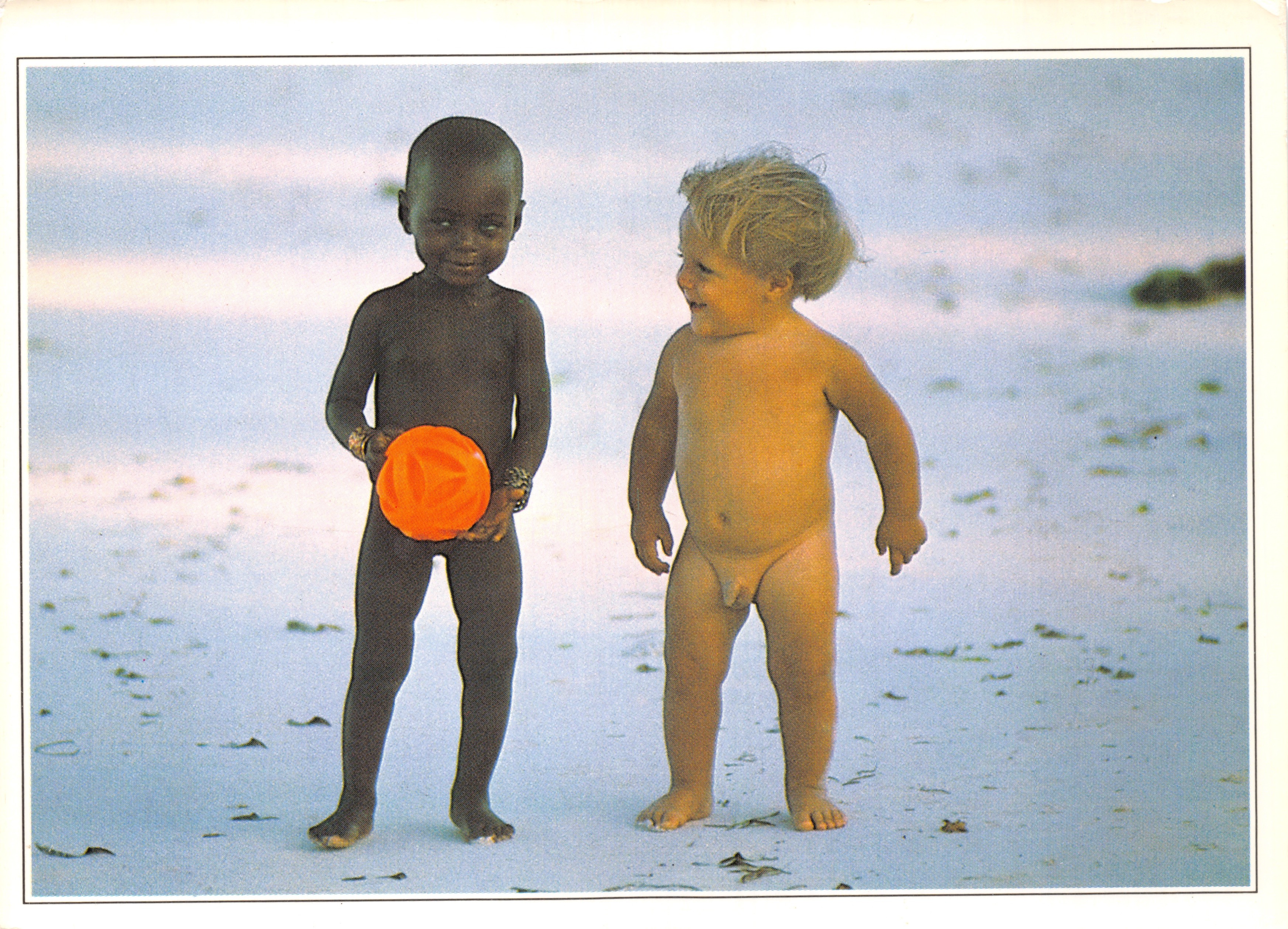 Deux bébés sur une plage — scène de plage avec un disque orange — éditeur AS de Crow, n° 89230