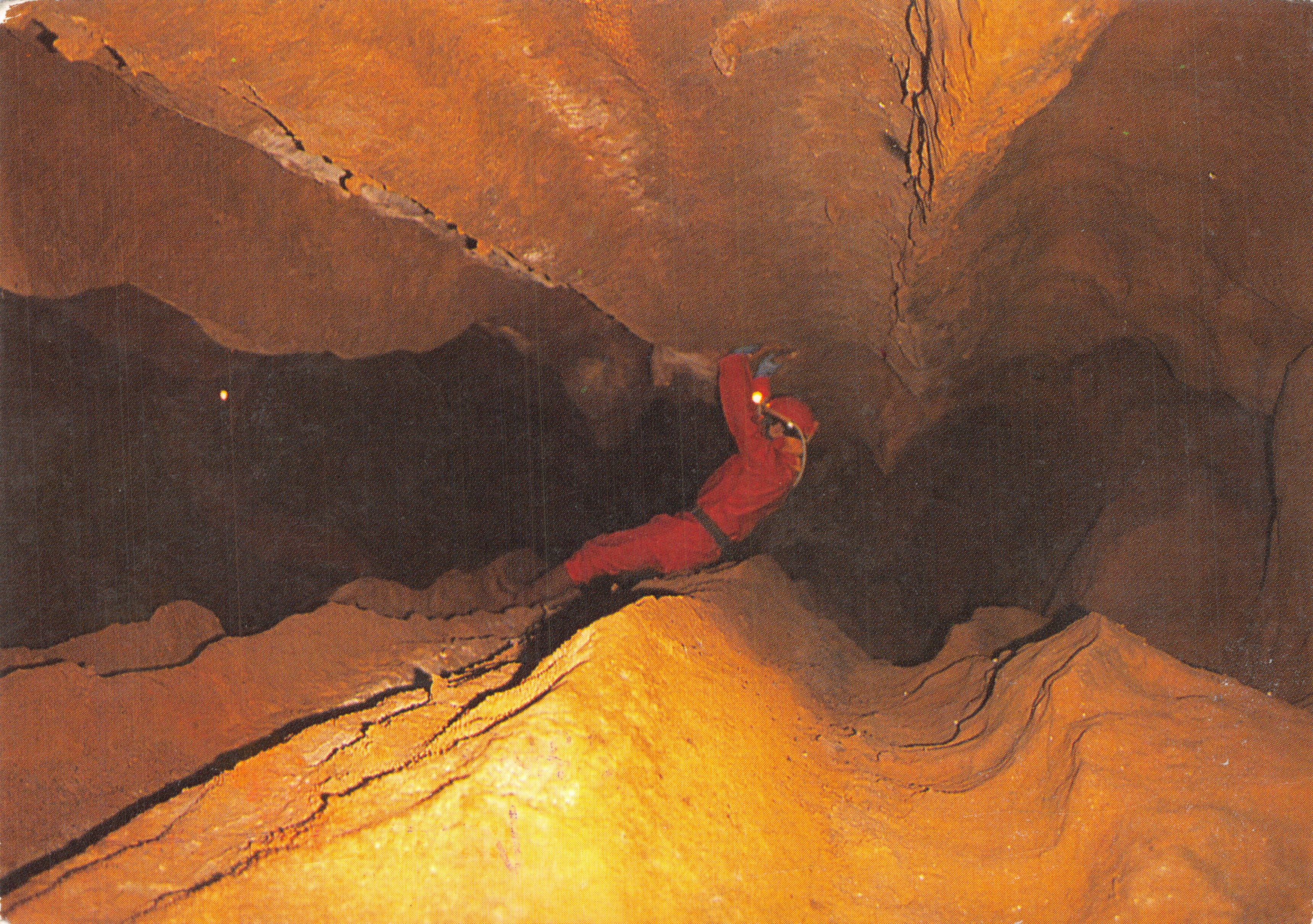 Explorador en una cueva — escena de espeleología en las cuevas del Périgord — editor asphodèle ÉDITION