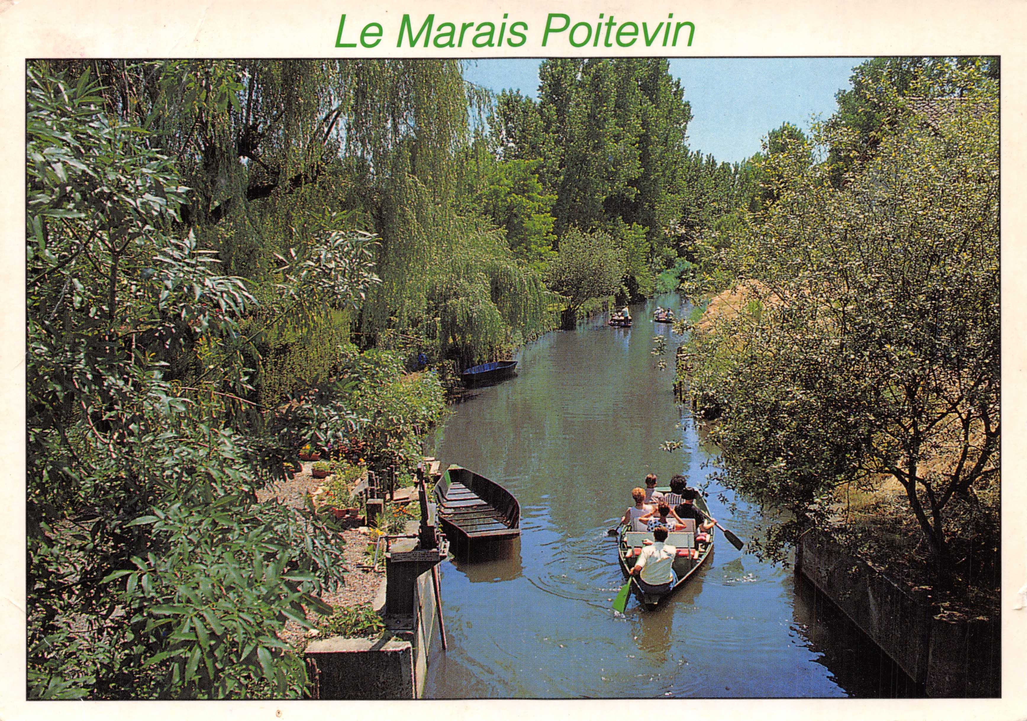 El Marais Poitevin — canal bordeado de árboles y barcos — editor ARNOLD Éditeurs, Z.I. Rue de la Métallurgie, 44470 Carquefou (Nantes)