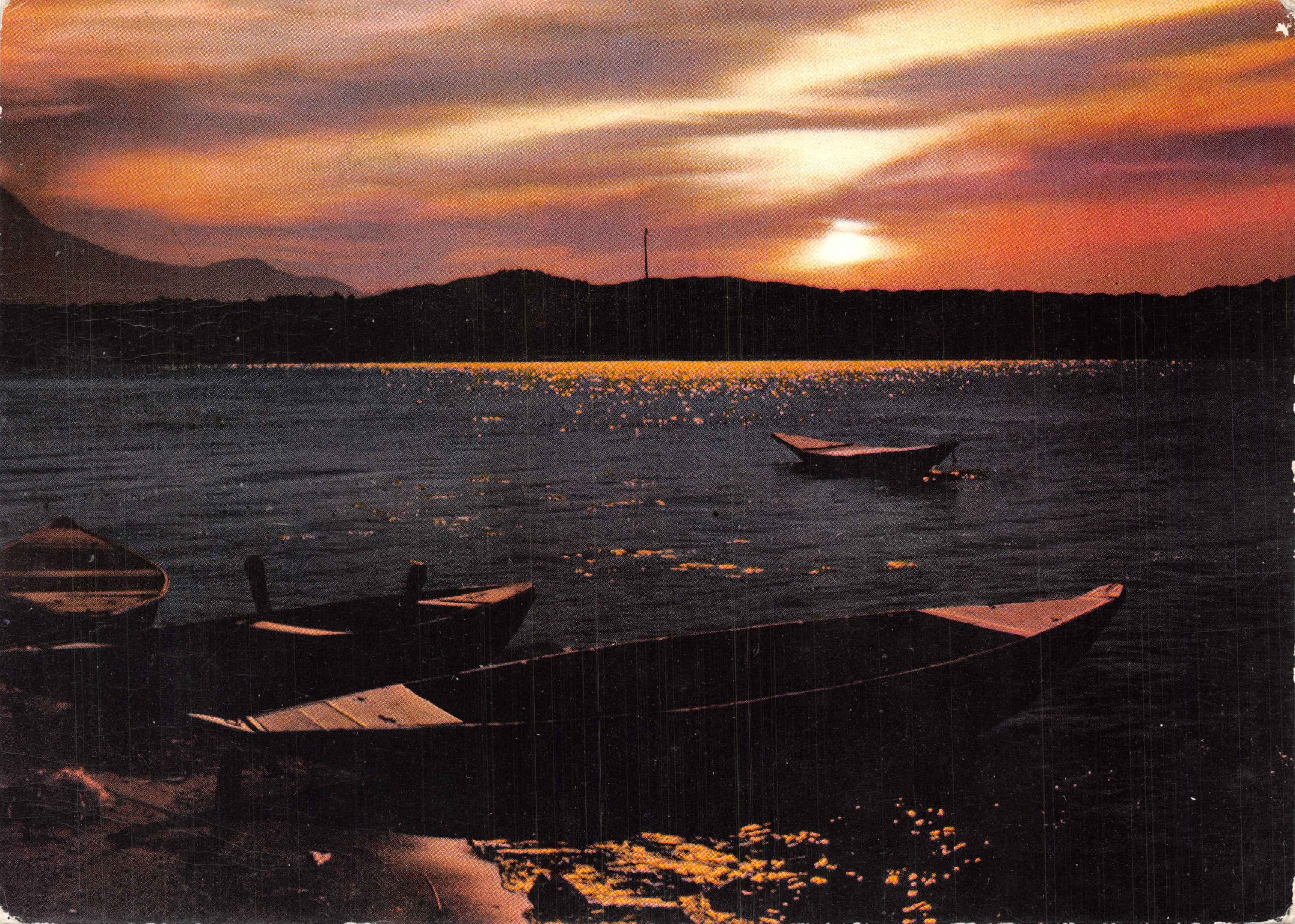Lago di Varese — coucher de soleil sur le lac avec bateaux — éditeur Natured colours, n° VA 30/11