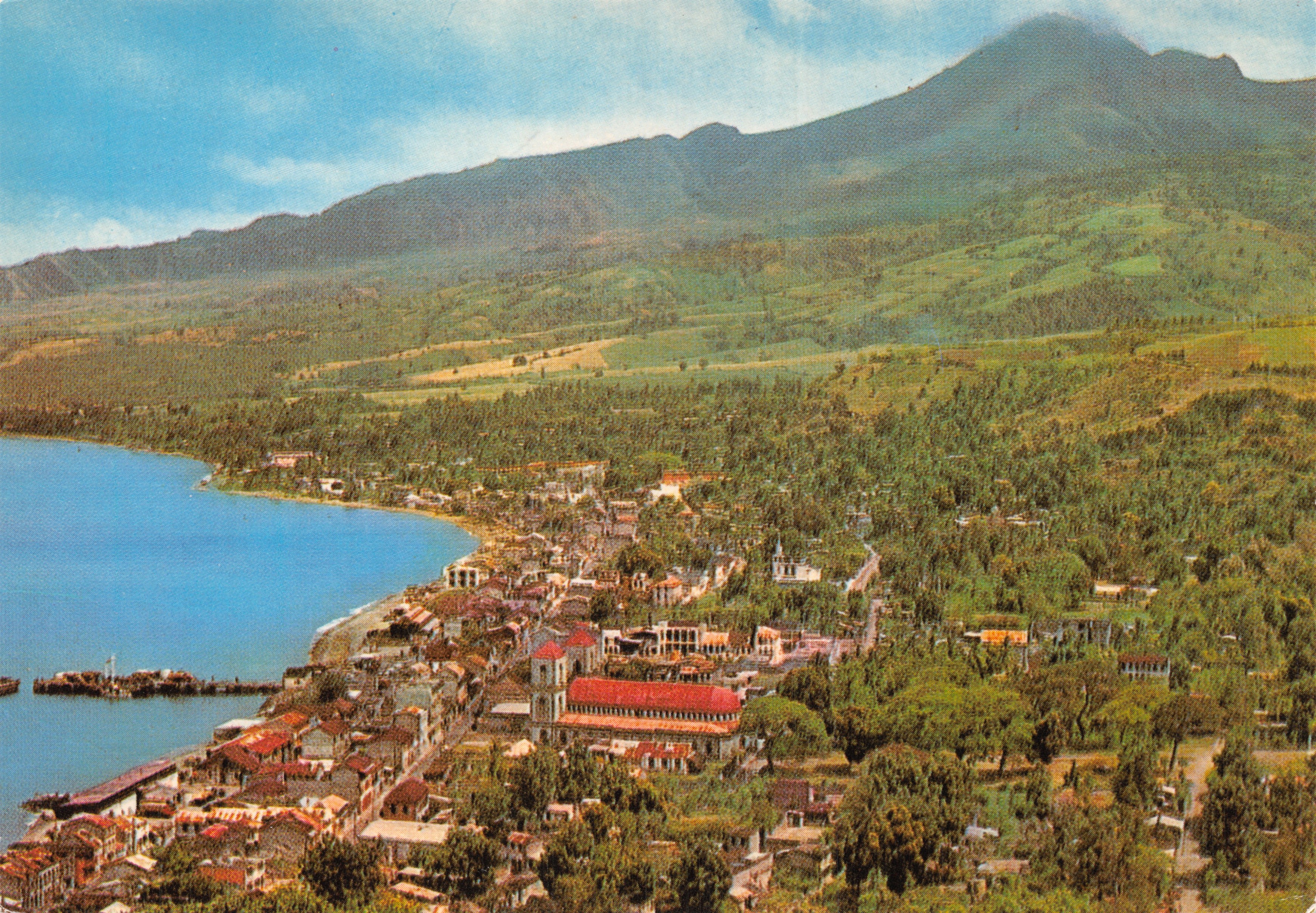 Saint-Pierre — vue générale avec le Mont Pelée — Éditions Félix Rose-Rosette