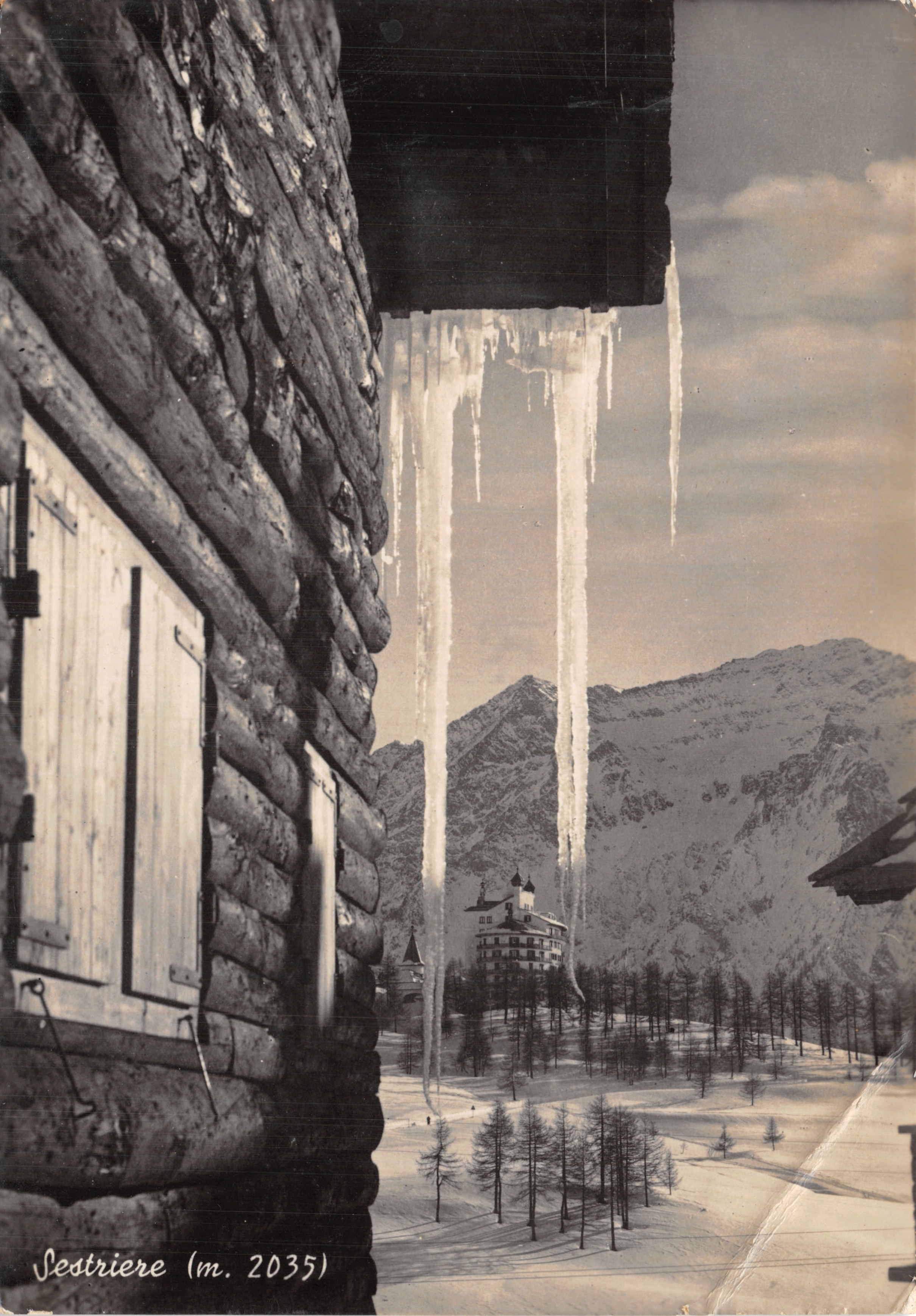 Sestriere (m. 2035) — vue enneigée avec stalactites de glace et hôtel en arrière-plan — éditeur Albergo 'Principe di Piemonte'