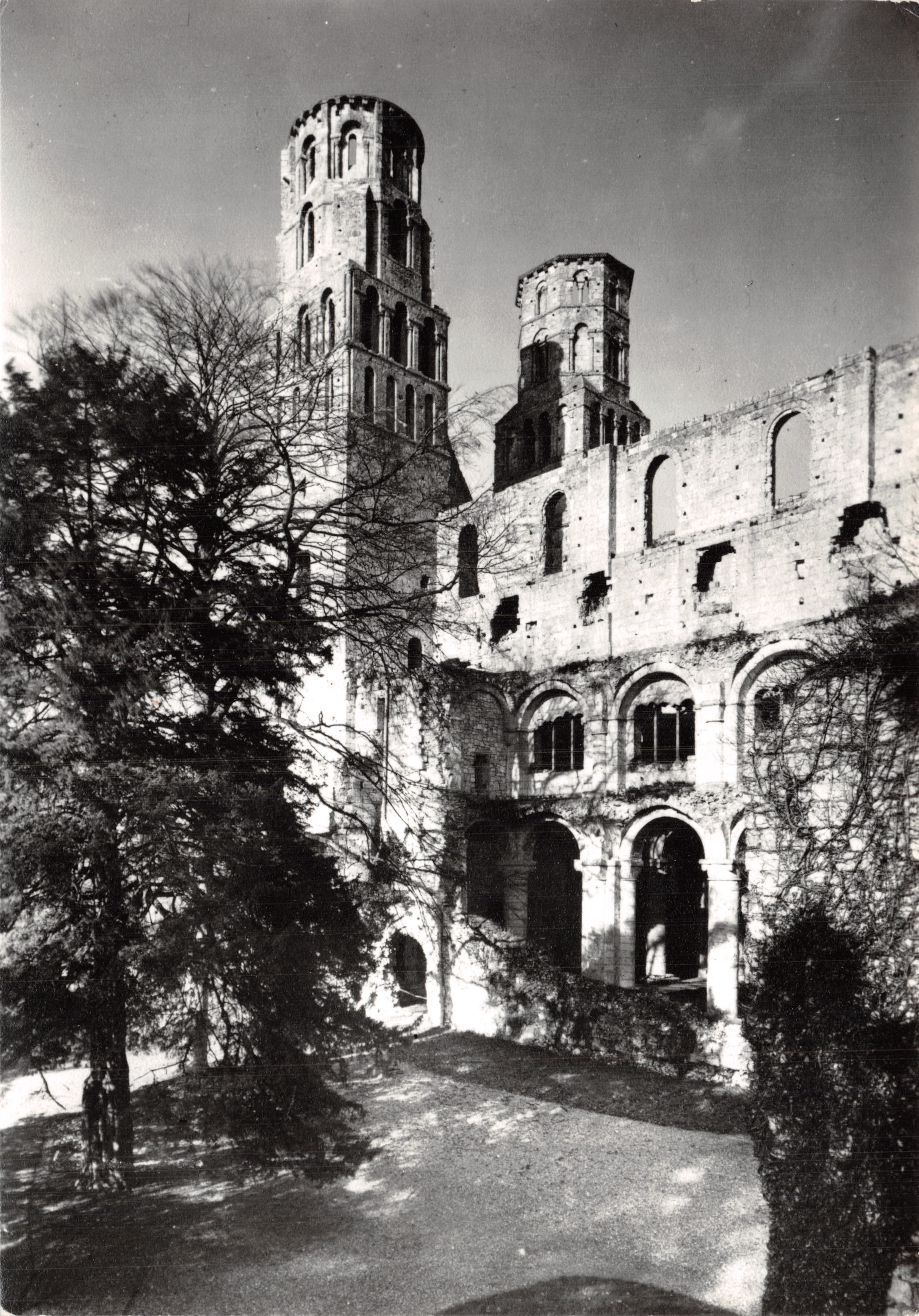 Jumièges (Seine-Maritime) — Ruinas de la Abadía de Notre-Dame, vista desde el sureste — Fondo Nacional de Monumentos Históricos, París
