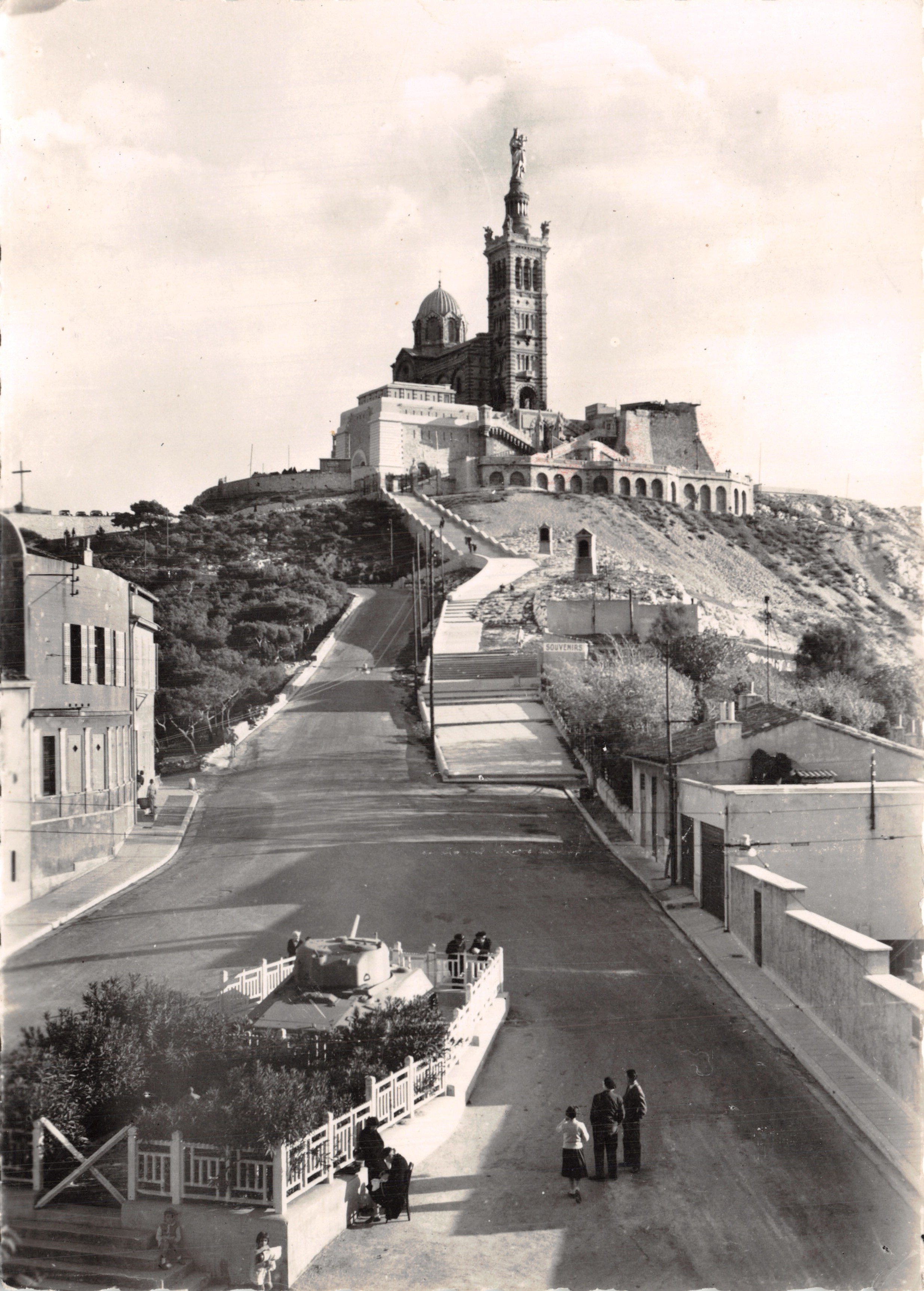 Basilique Notre-Dame de la Garde — vue depuis le 1er plan, avec statue de Jeanne d'Arc — Société Littoral Méditerranéen