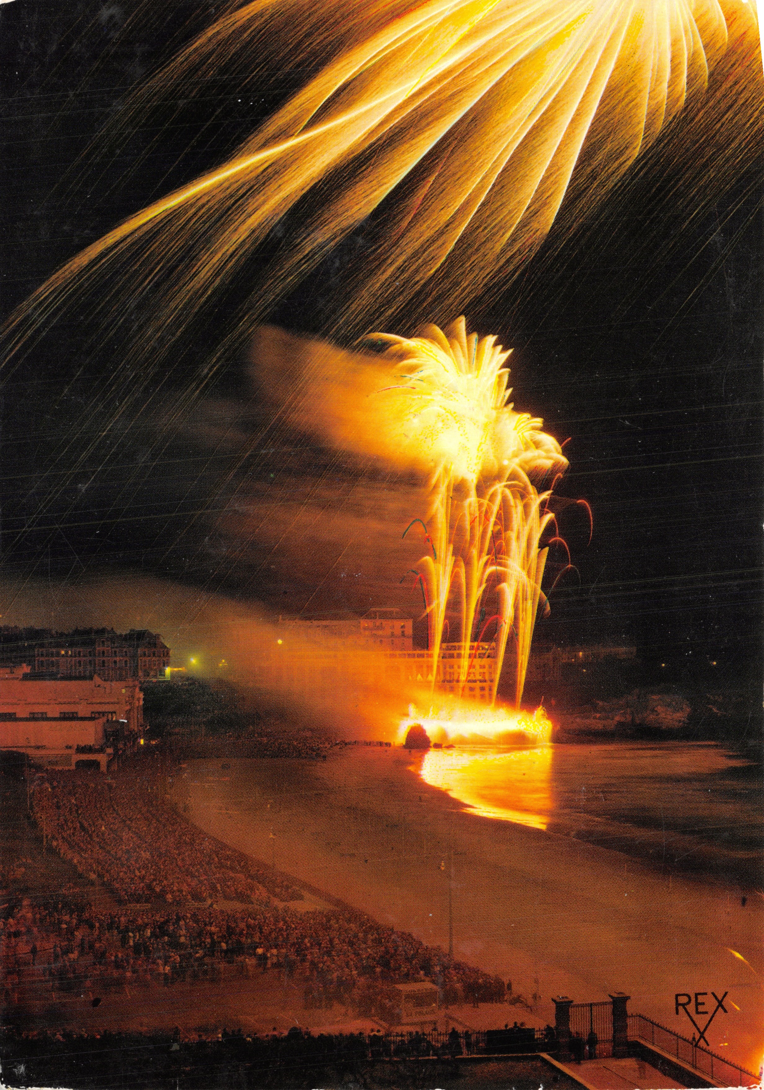 Fête de la Nuit Féerique à Biarritz — spectacle pyrotechnique sur la plage — Éditions REX