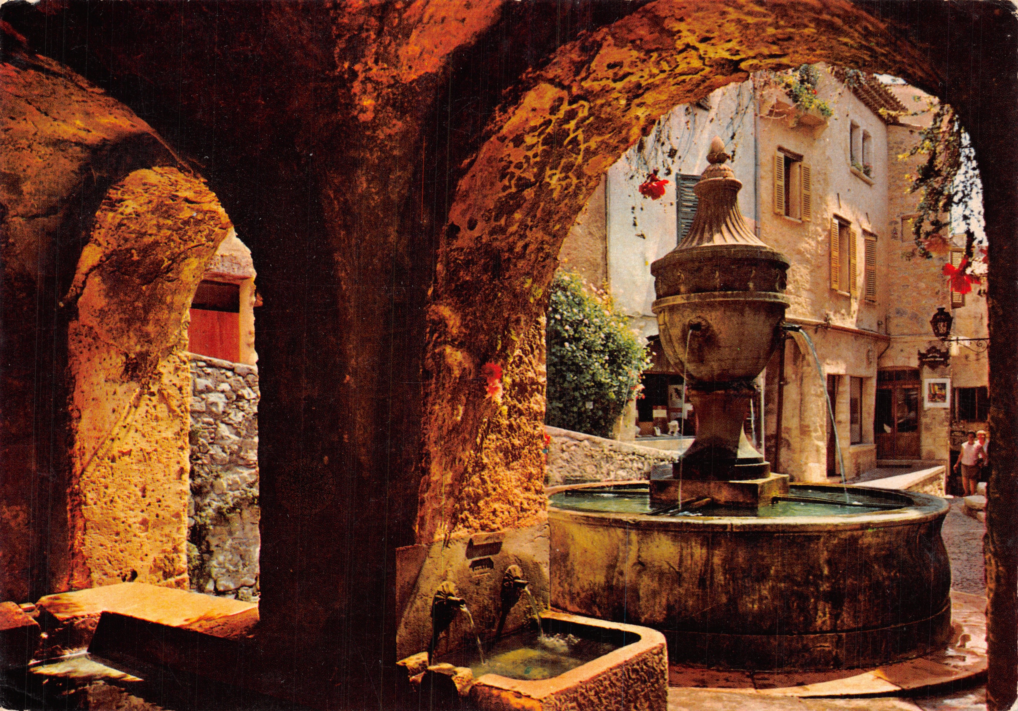 Fontana provenzale — vista sotto un arco in pietra — Stampa sulla carta B 21