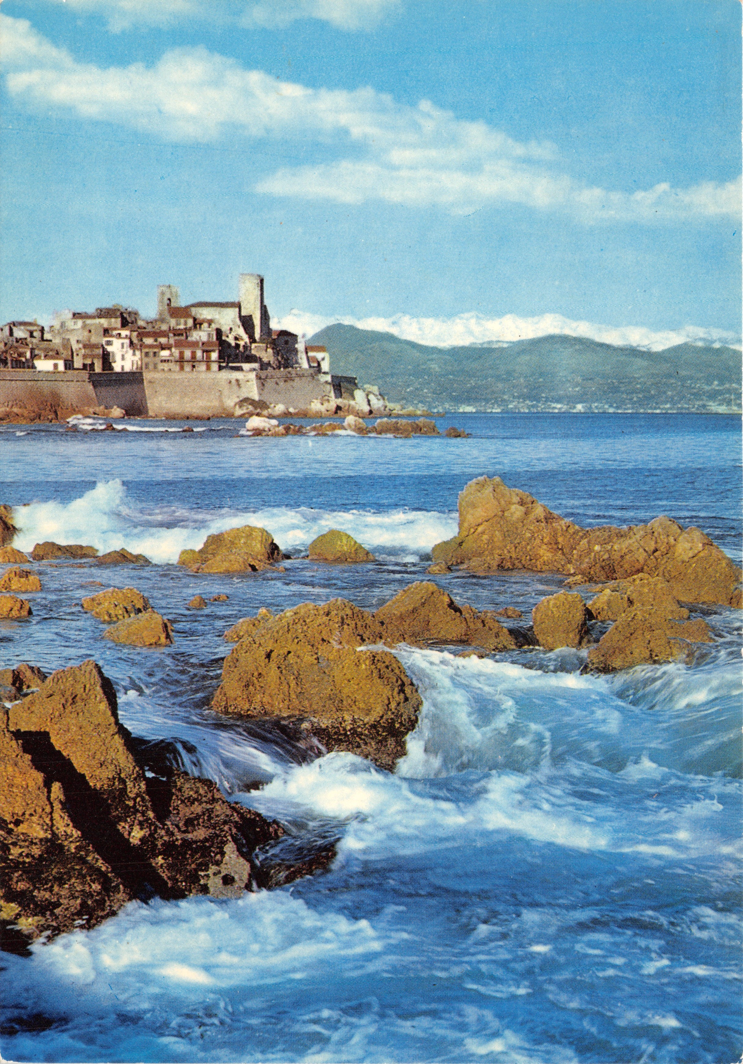 Antibes — La vieille Cité et les Alpes enneigées — Les Éditions 'MAR'
