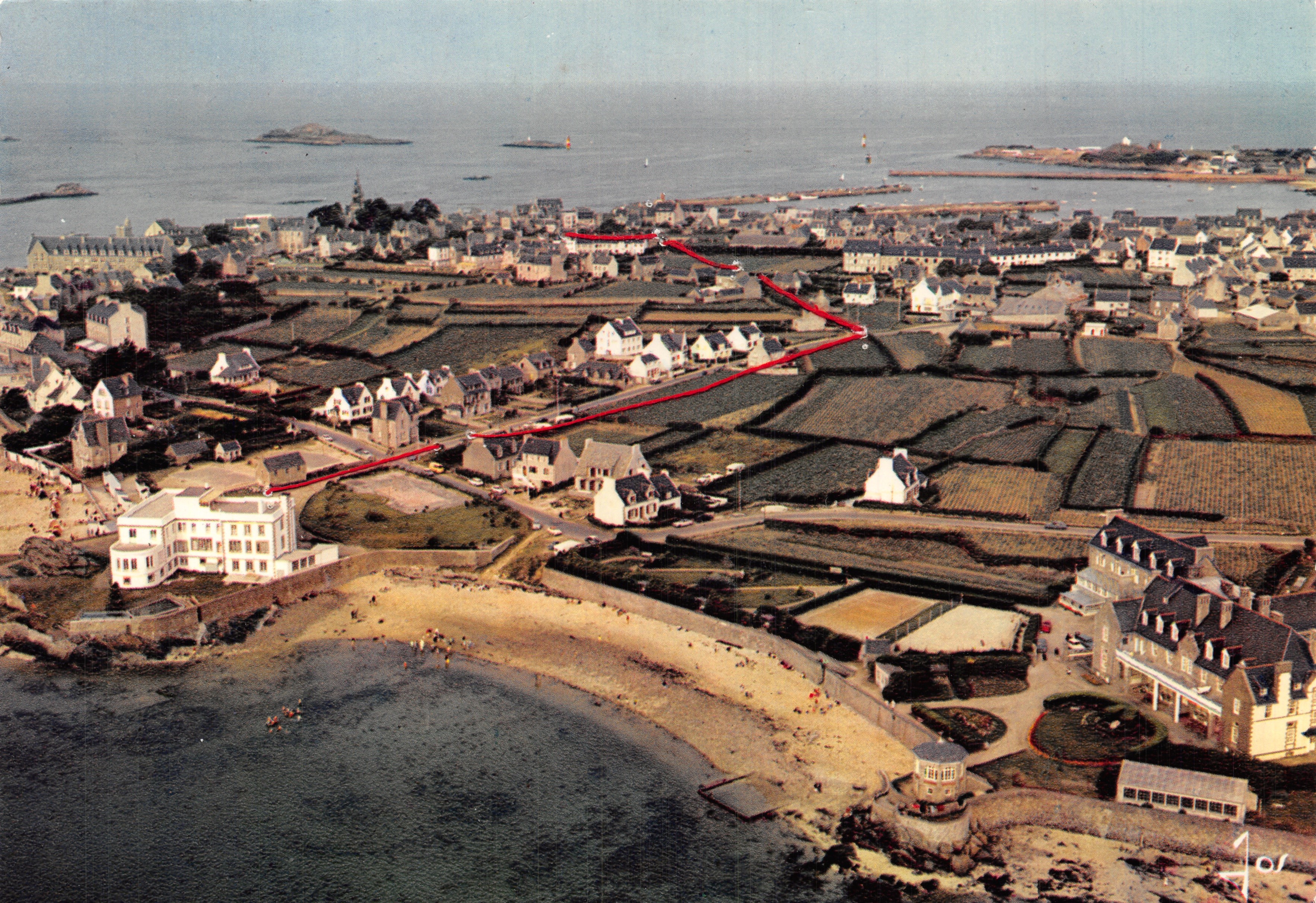 Roscoff (Nord-Finistère) — vue aérienne de la plage et de la Maison Saint-Luc — Éditeur : La Bretagne en Couleurs, n° V. 225