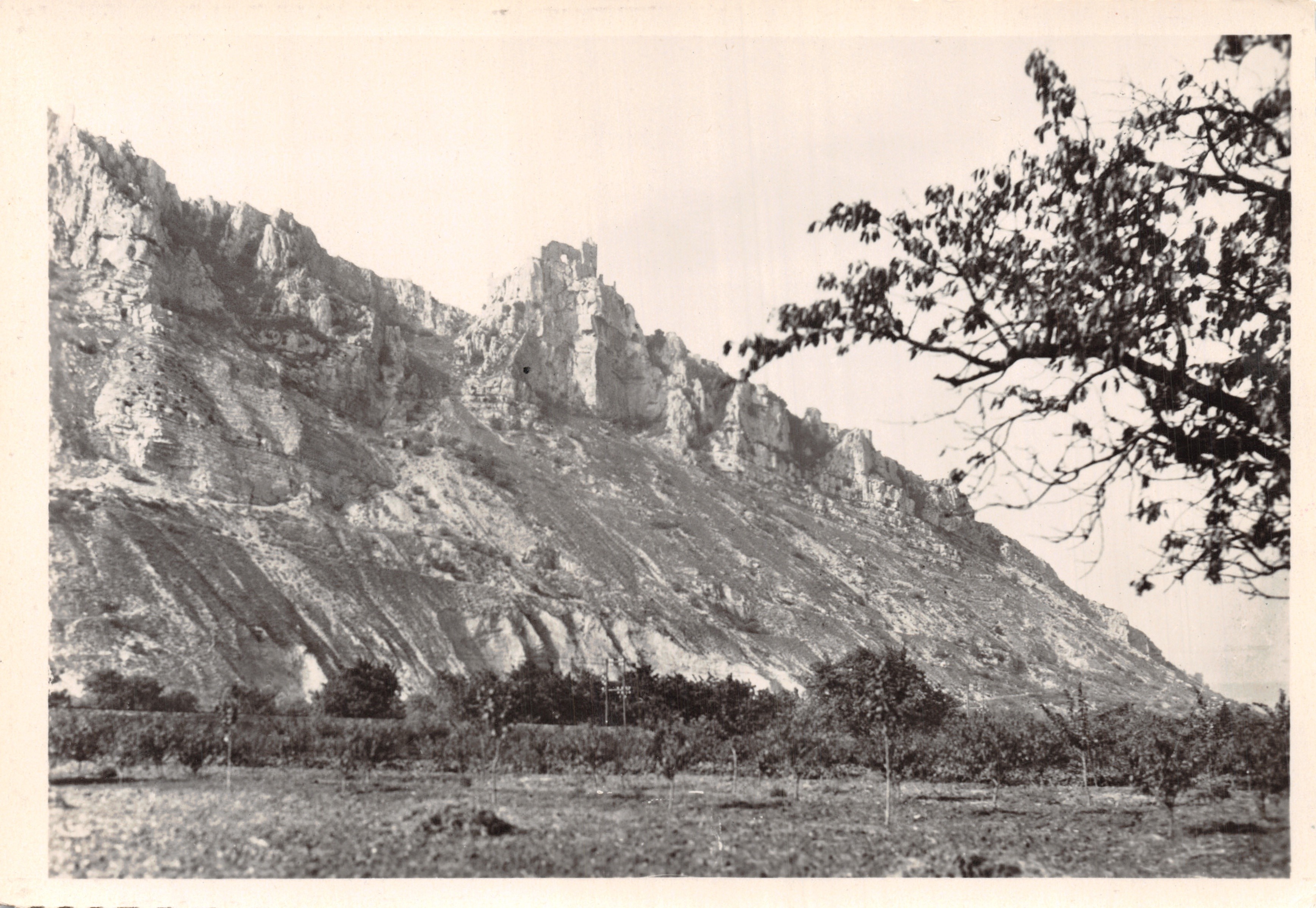 Le Château de Crussol — ruines surmontant un paysage vallonné — éditeur La Civette, Valence (Drôme)