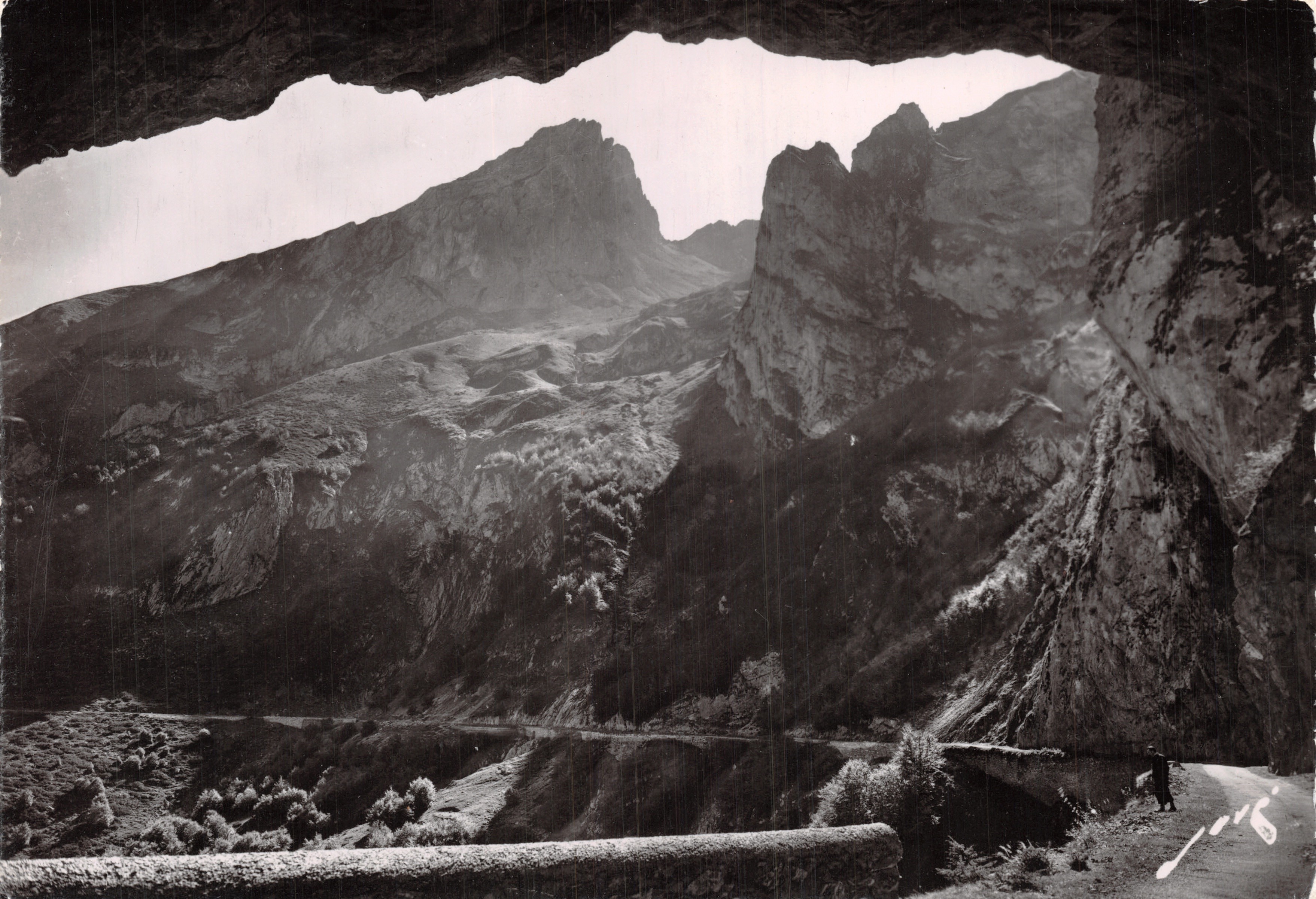 Vue du Col d'Aubisque — Le tunnel de la Roche-Bazen (1361 m) — Éditions JOVÉ, Pau (B.-P.)