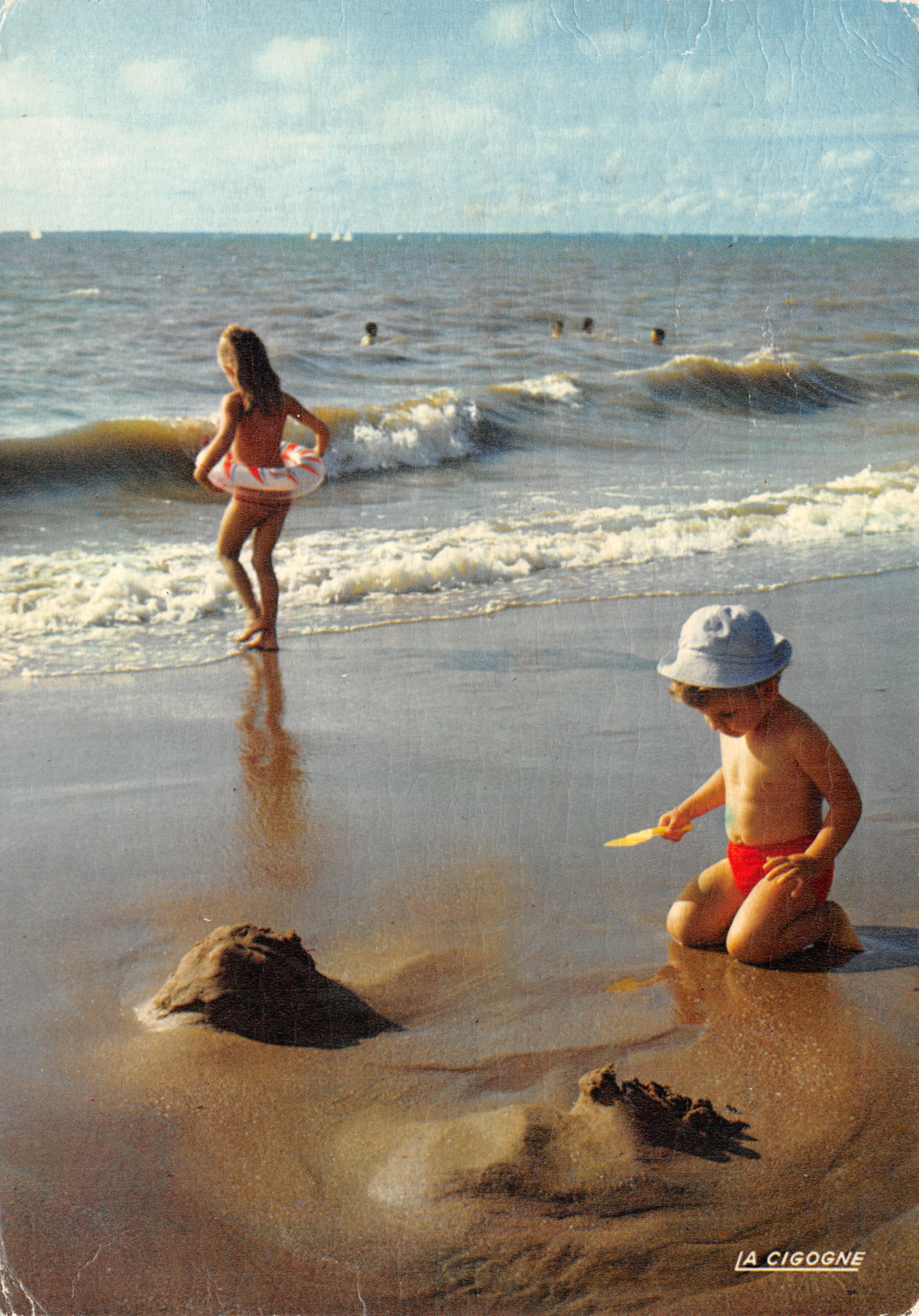 Niños jugando en la playa — La Cigogne, editor