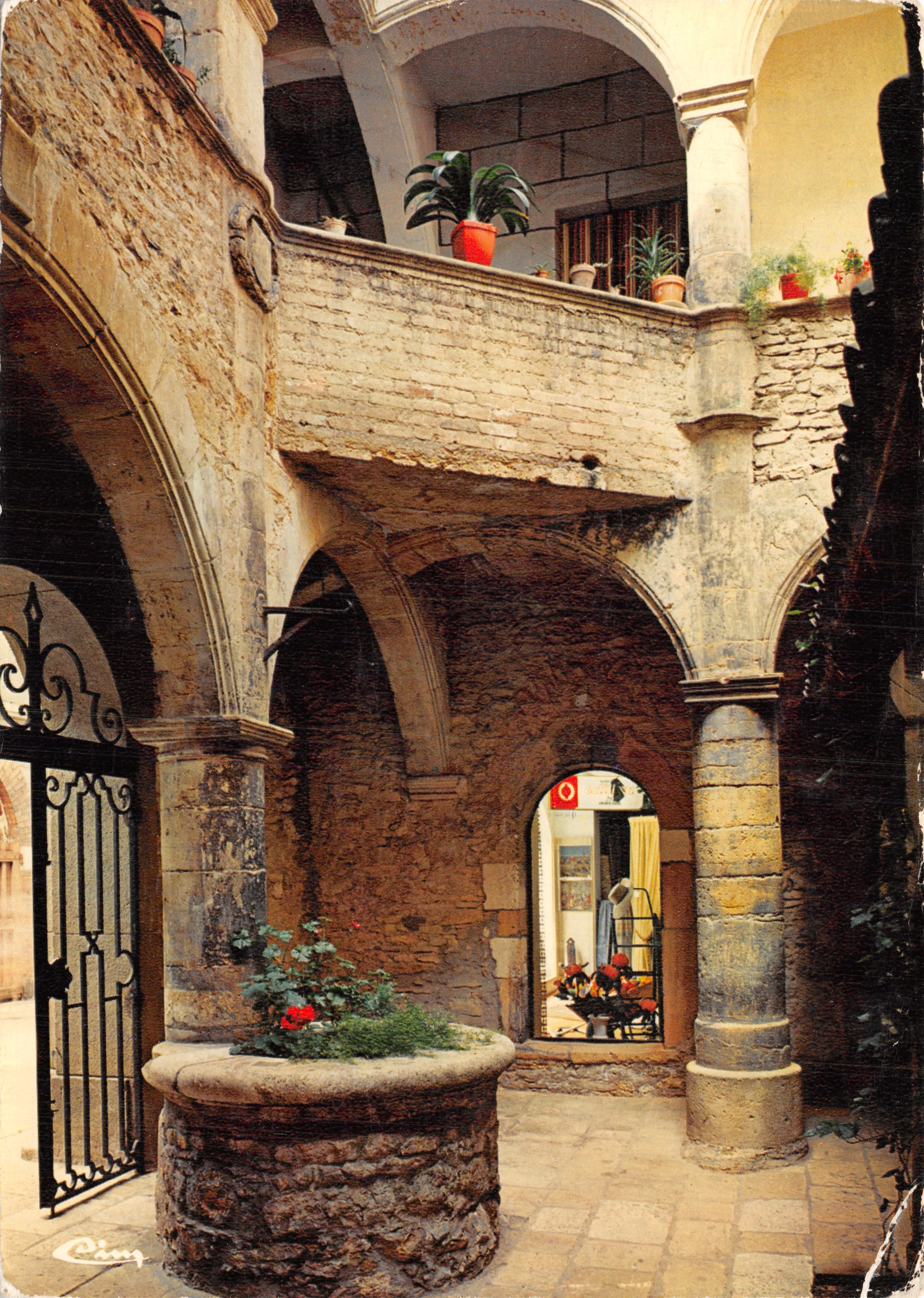 Cour intérieure d'une vieille maison — puits et arcades en pierre — éditeur Ciney