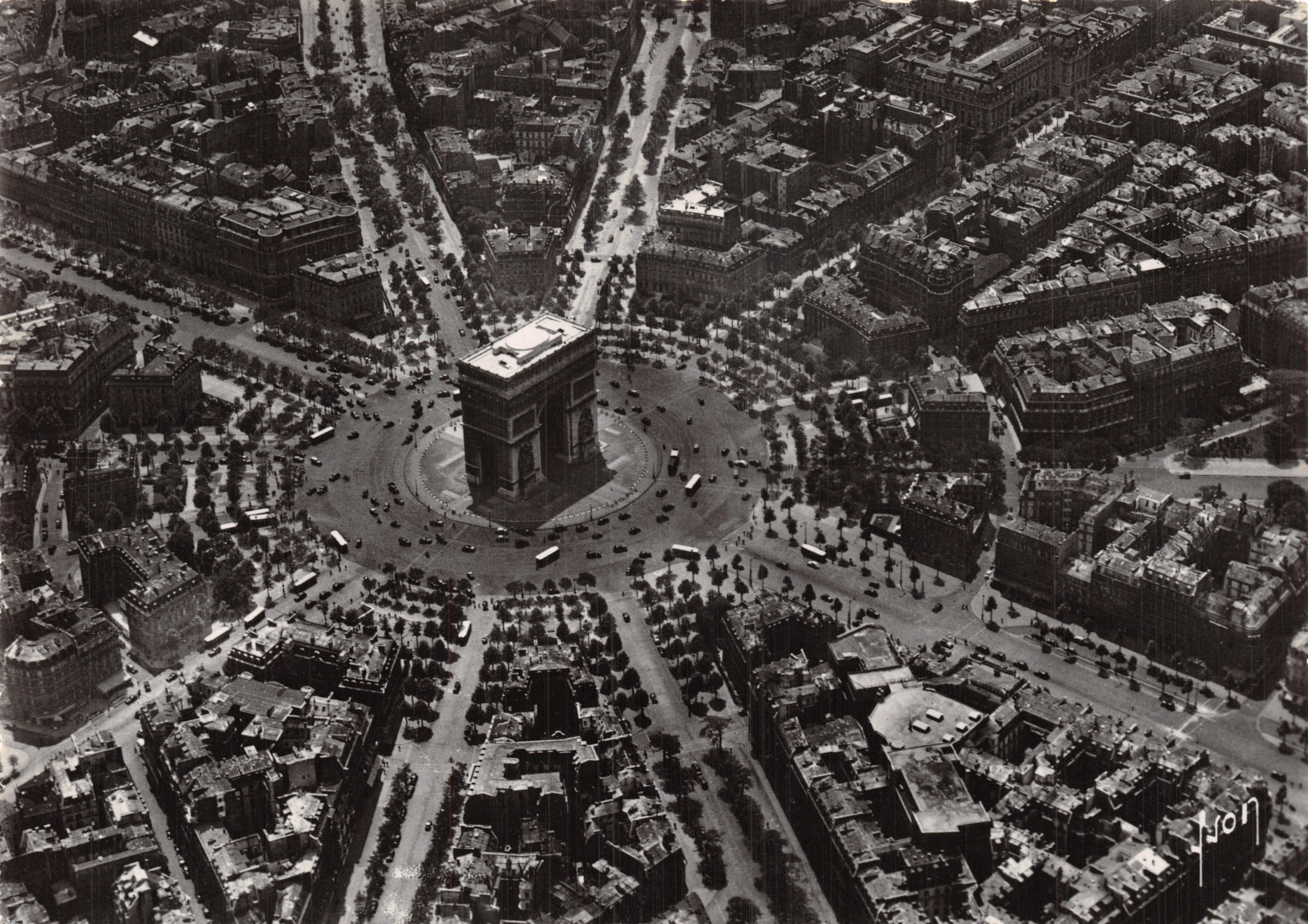 Parijs — Luchtfoto van de Arc de Triomphe en de Place de l'Étoile — Éditions d'Art Martel, n° I.B. 592