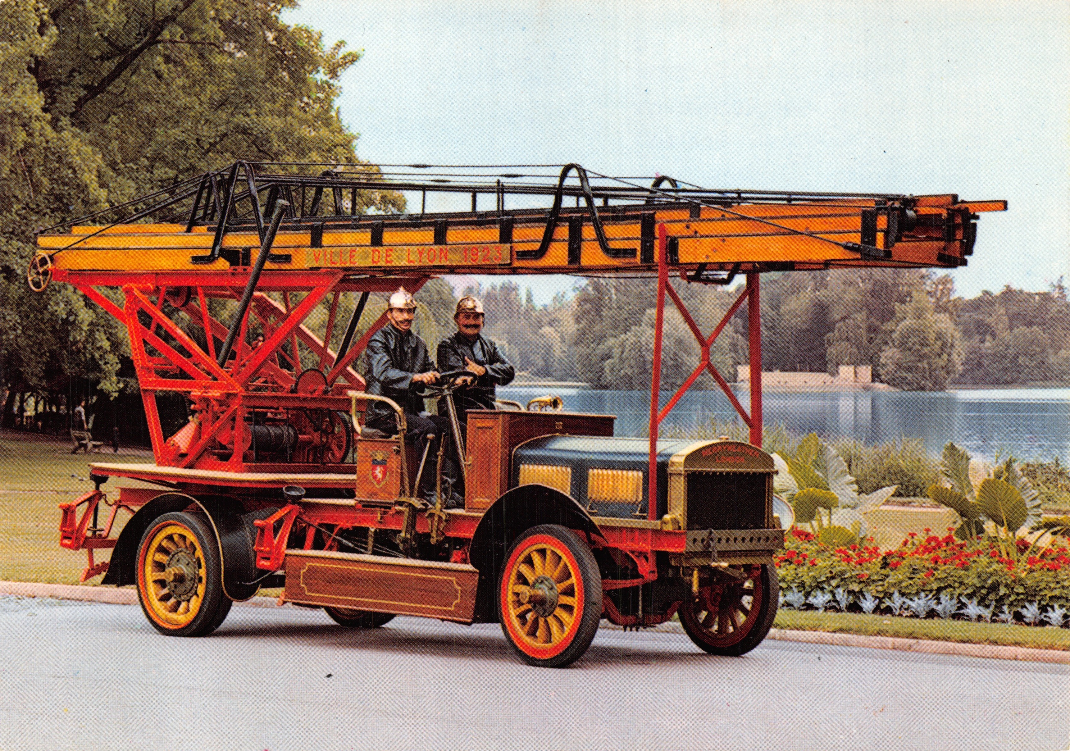 Camion pompier à échelle — Ville de Lyon 1923 — éditeur MUSEE DES SAPEURS-POMPIERS DE LA COMMUNAUTE URBAINE DE LYON