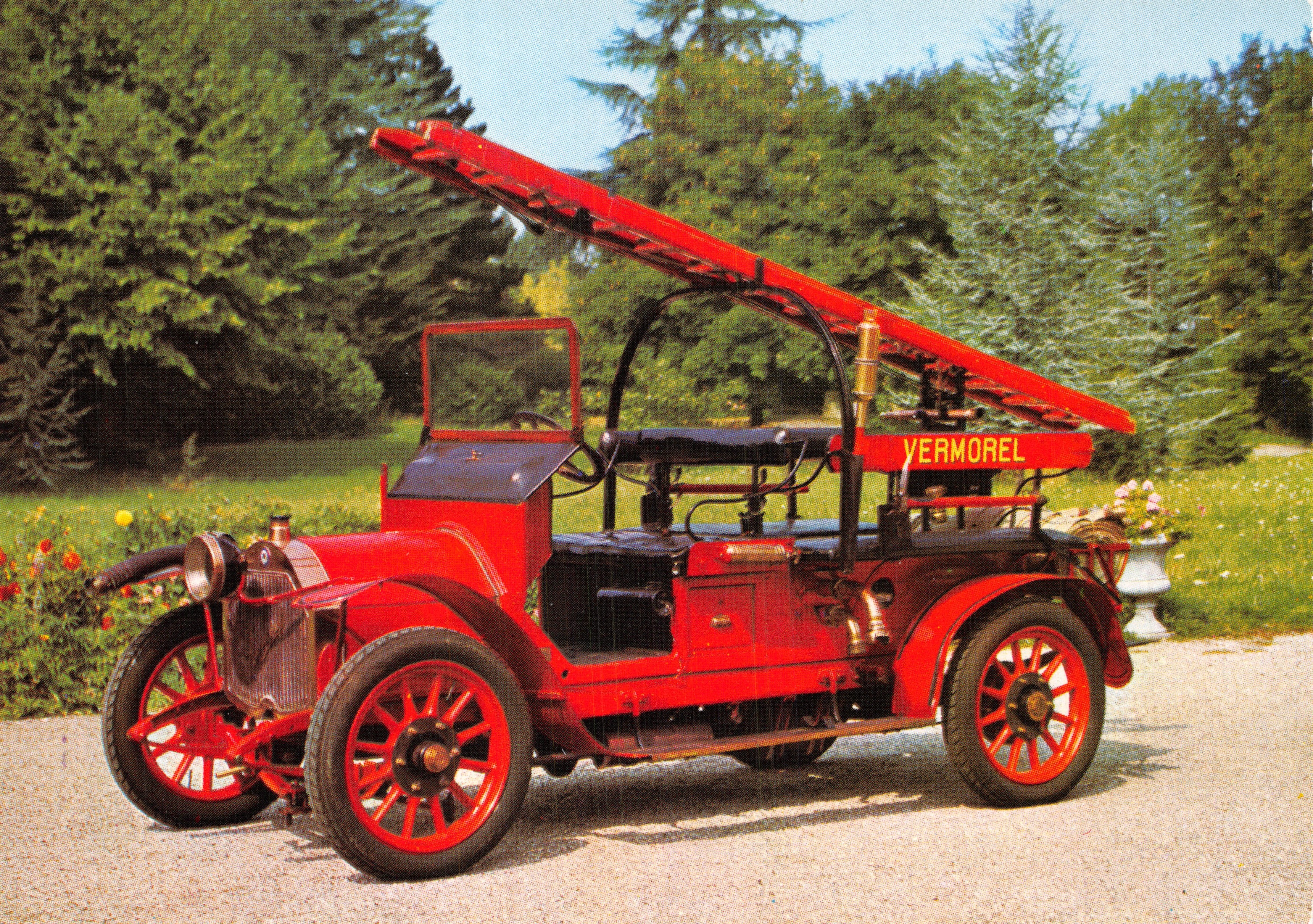 Vermorel Brandweerauto 1910 — rood reddingsvoertuig met telescoopleiter — uitgever LYONCOLOR, n° 39/641