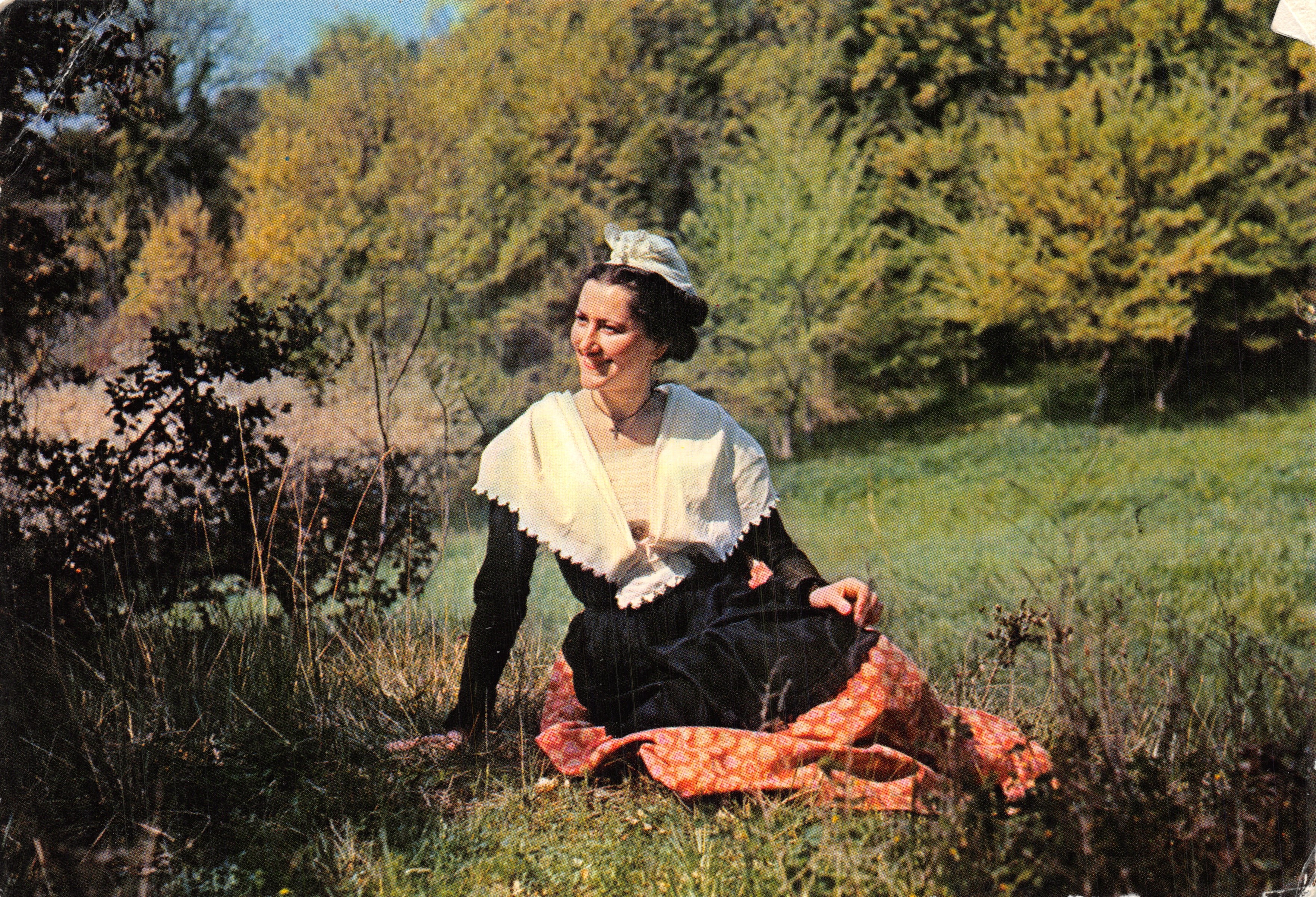 Femme en costume traditionnel — scène champêtre — Éditions GAL 'Carpetras' n° 5000