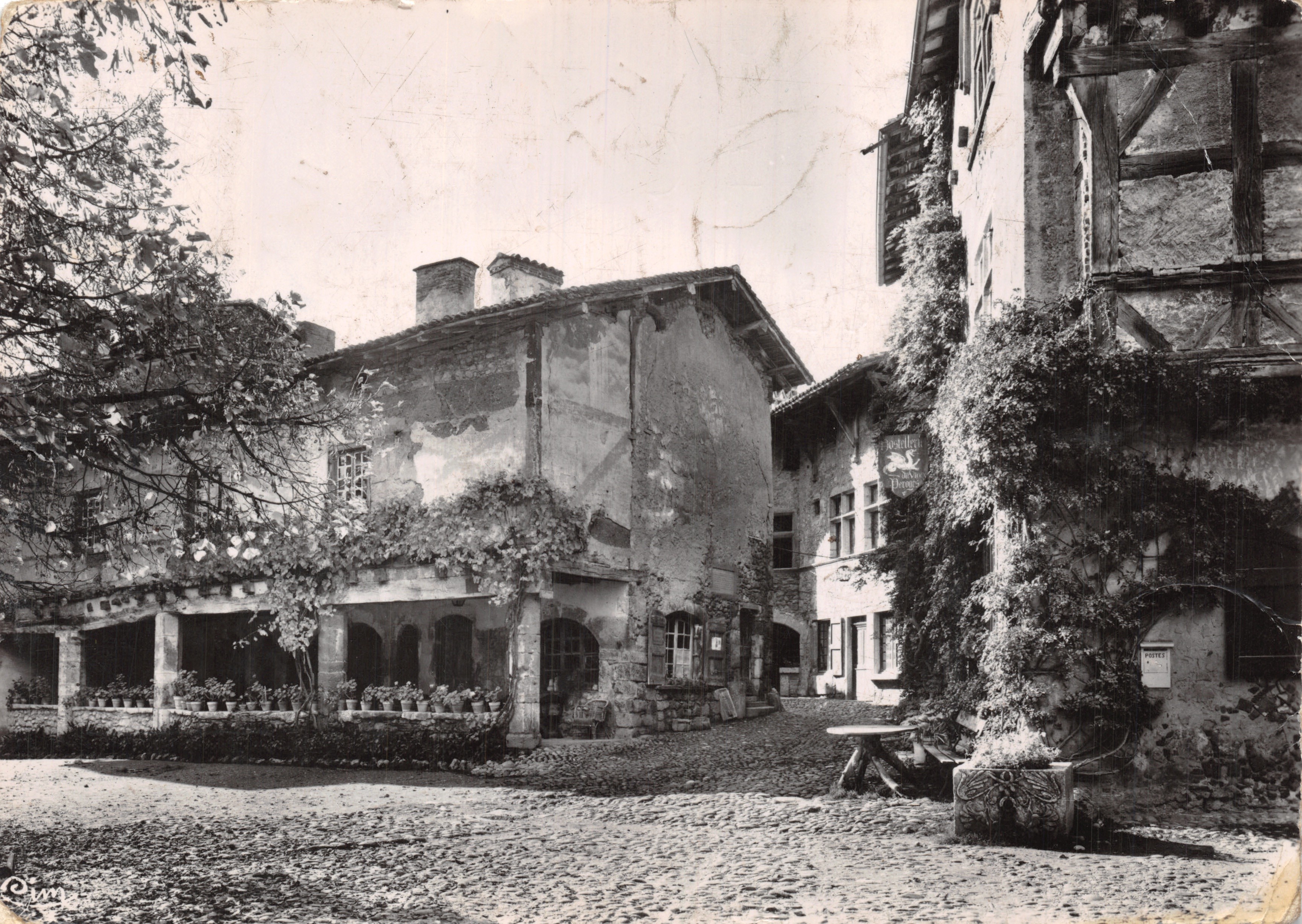 Pérouges (Ain) — Casa con columnas y calle del Príncipe — Editor: Cadran Solaris