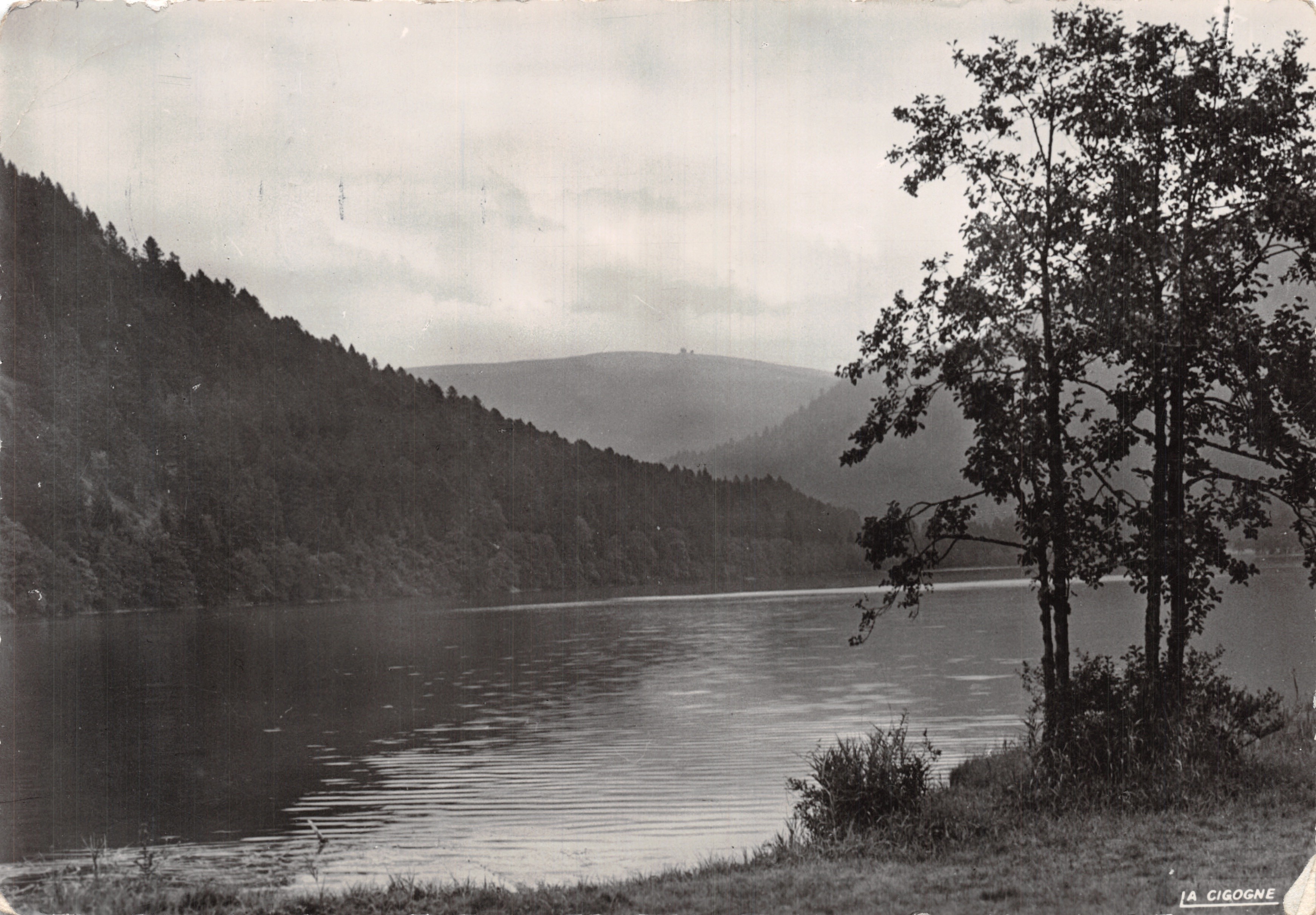 Lago di Longemer — vista del lago con il Hohneck in fondo — editore LA CIGOGNE