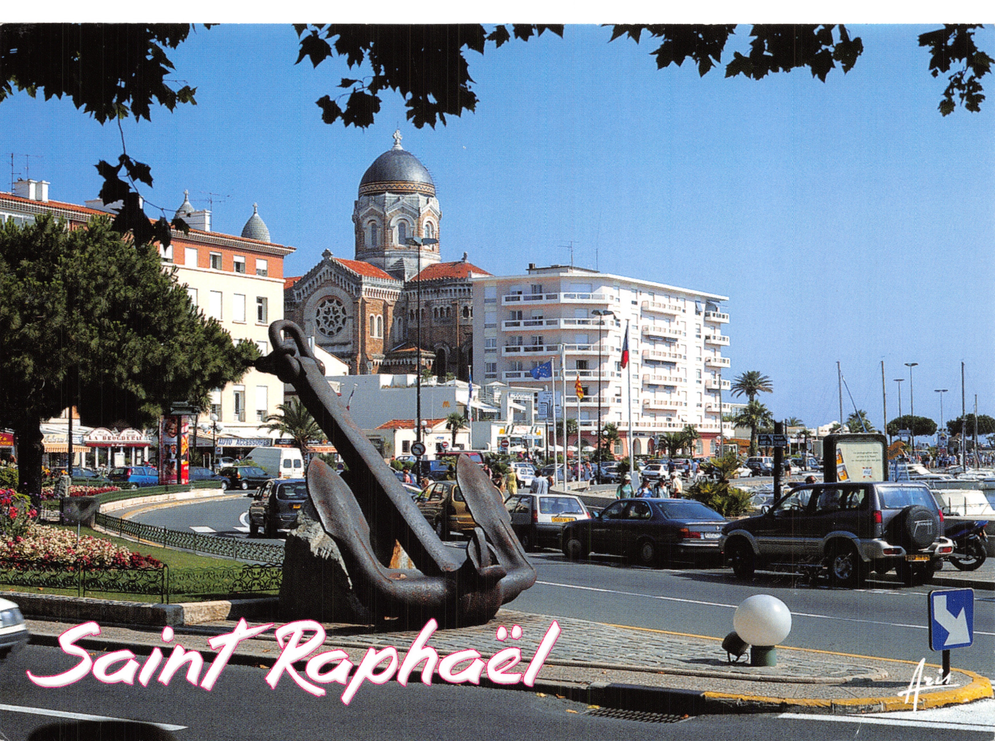 Saint-Raphaël — algemene uitzicht op de haven met monumentale anker voor de kerk — Les Editions Aris