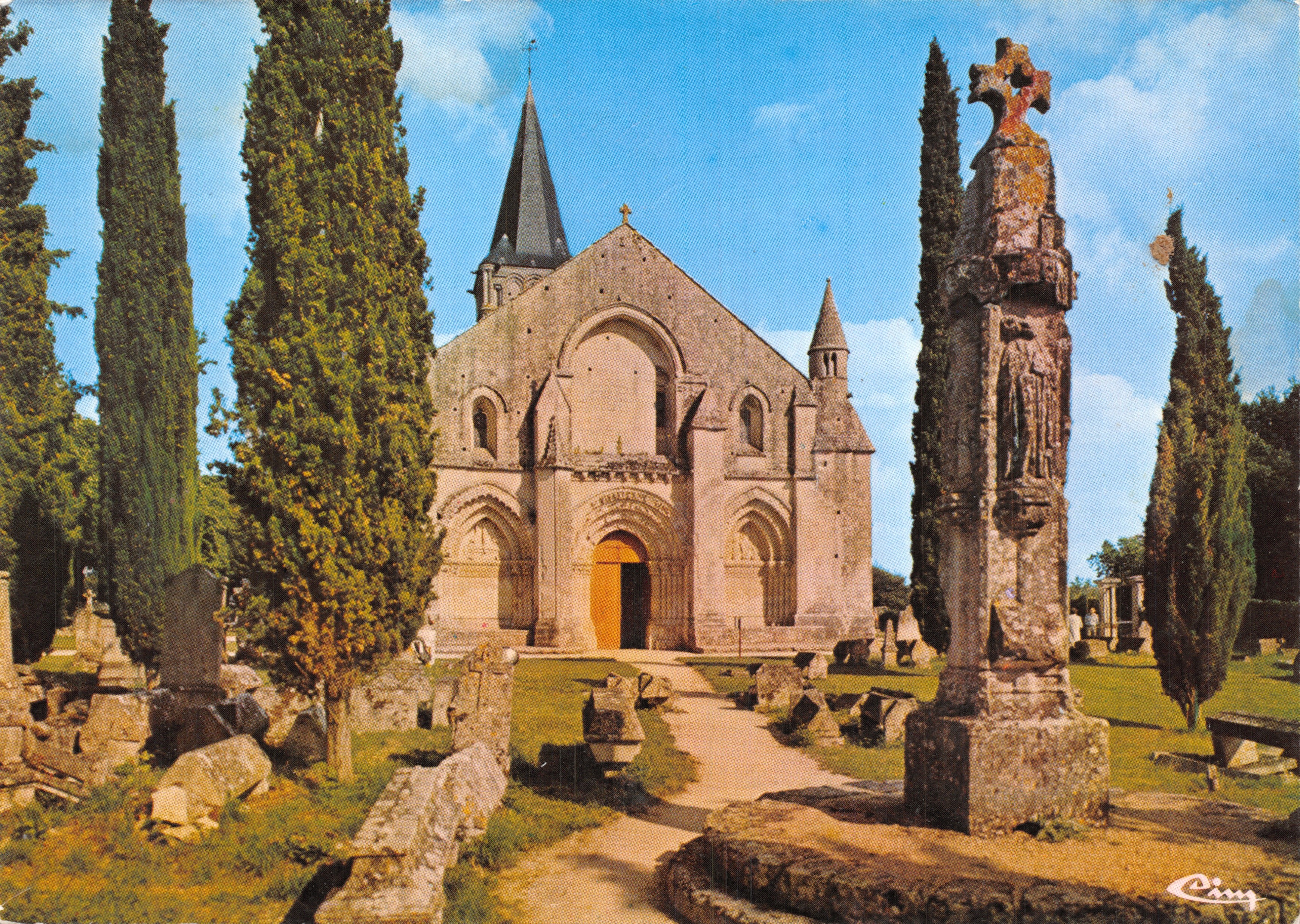 Aulnay-de-Saintonge — église romane et croix hosannière — Éditions Combier - Macon