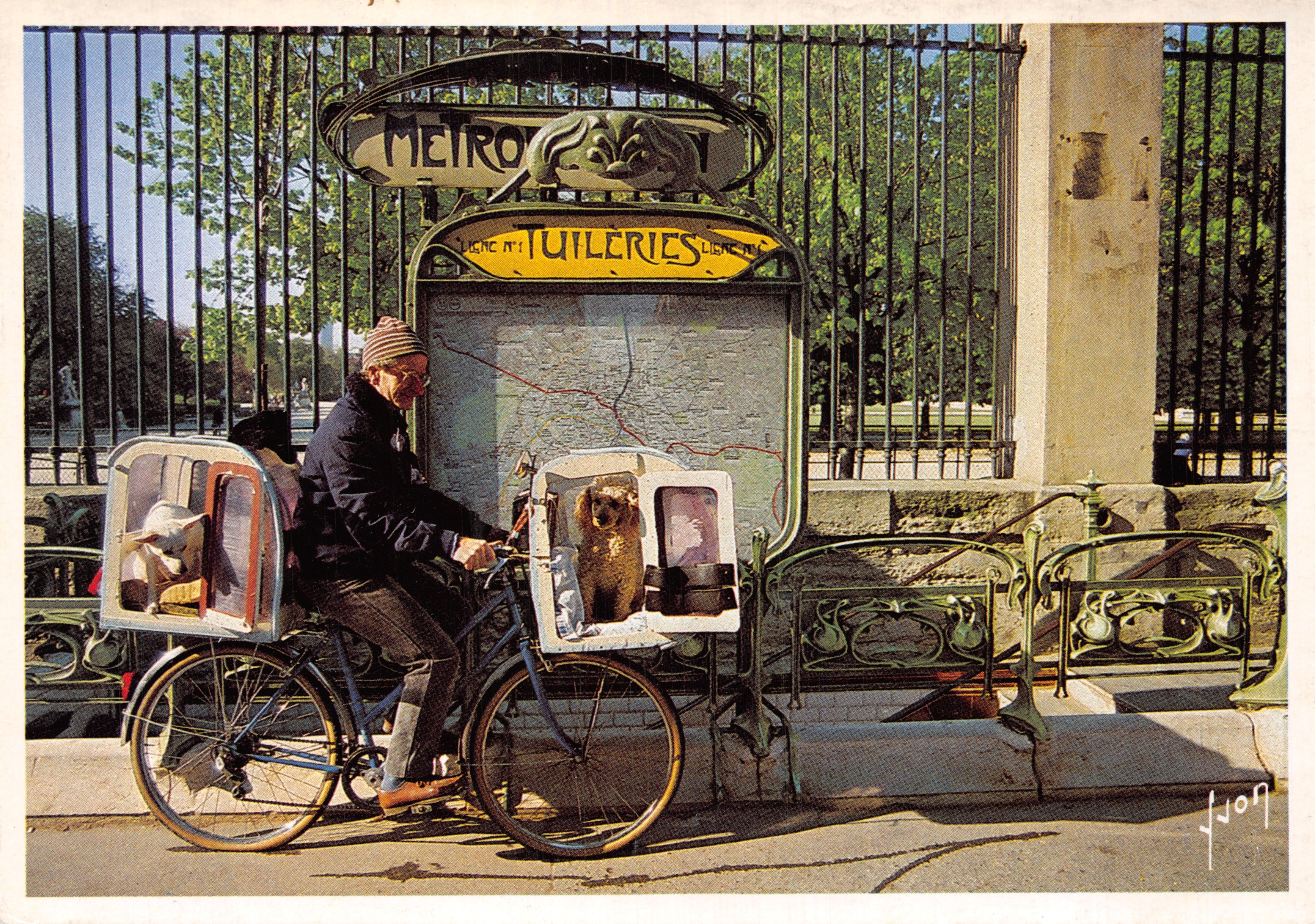París - Metro Tuileries — escena con ciclista y perros — editor Yvon Arcuelli