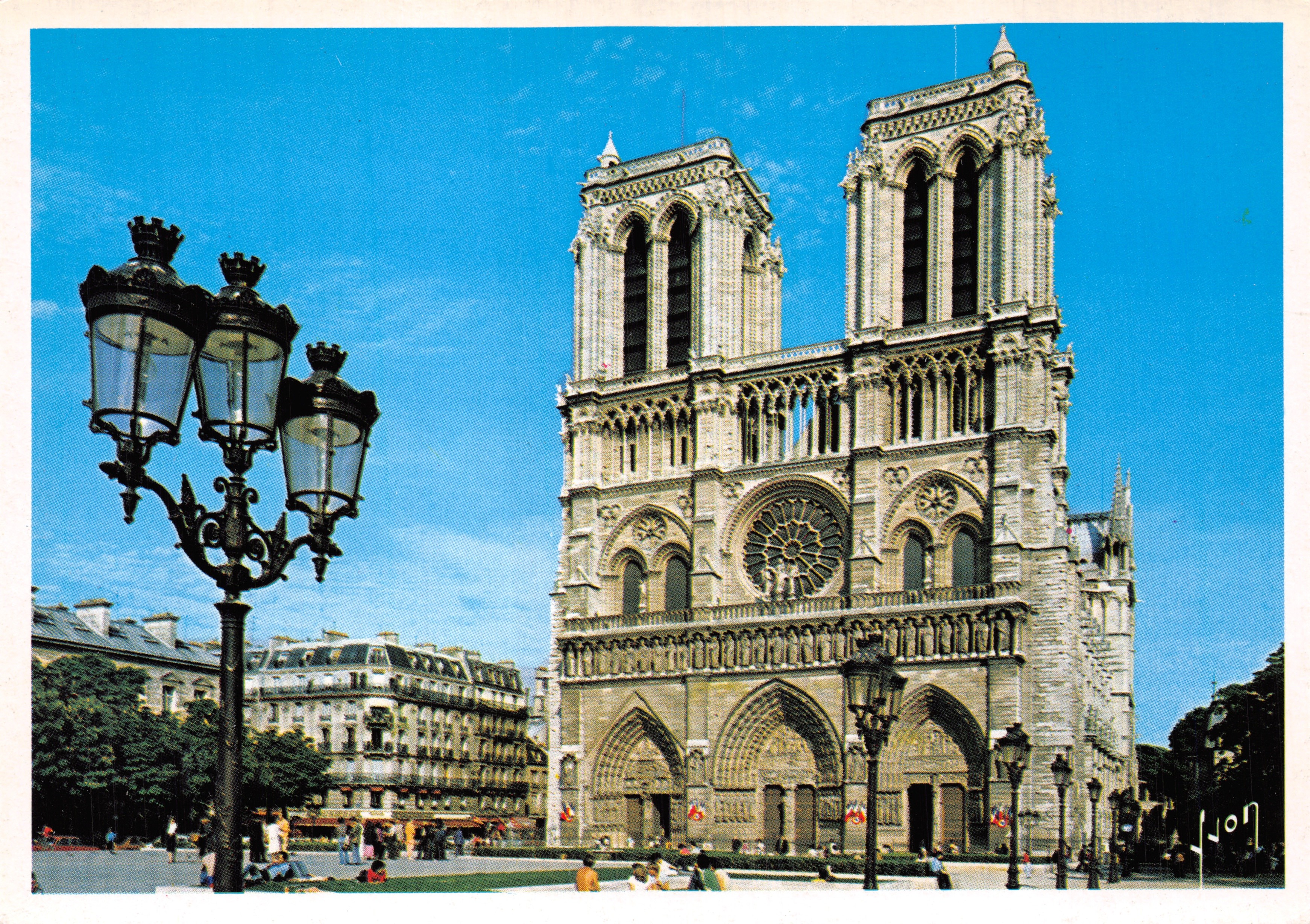 Notre-Dame de Paris — façade gothique avec rosace et tours — Éditions Yvon