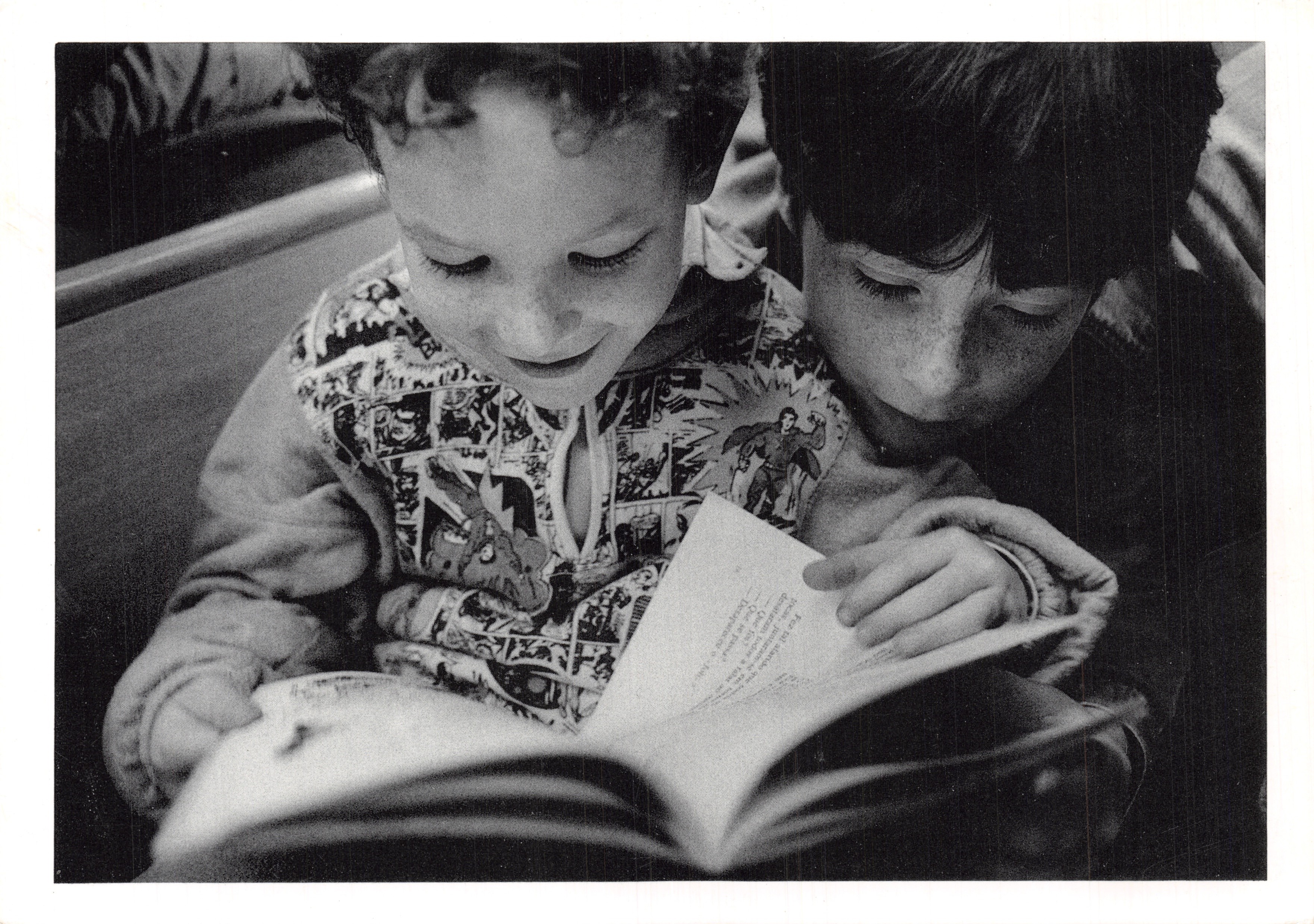 Deux enfants lisant un livre — scène intérieure — éditeur O PRAZER DE LER