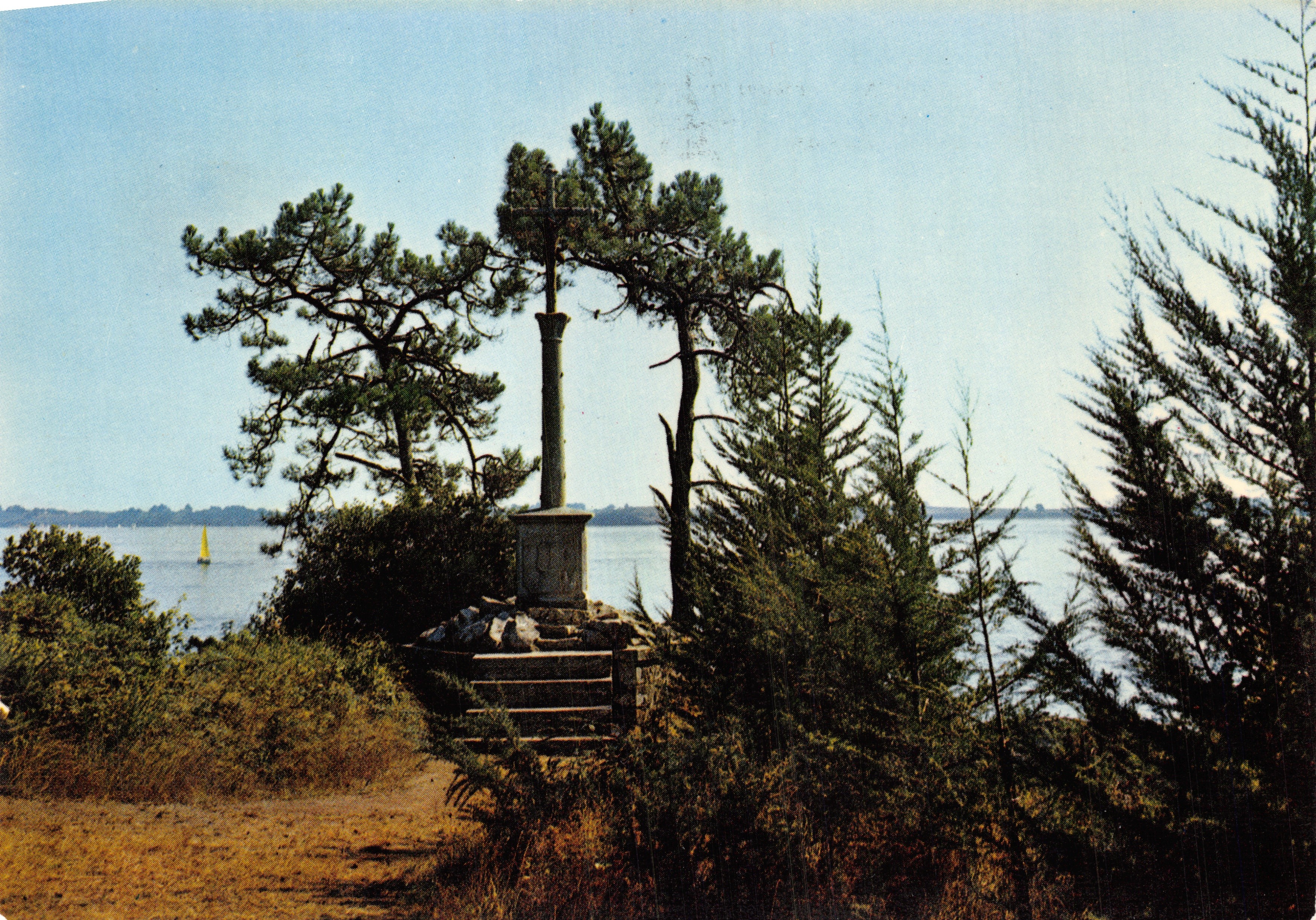 Ile Berder — Cruz de piedra al borde del agua — Éditions Pierre Duté & Cie
