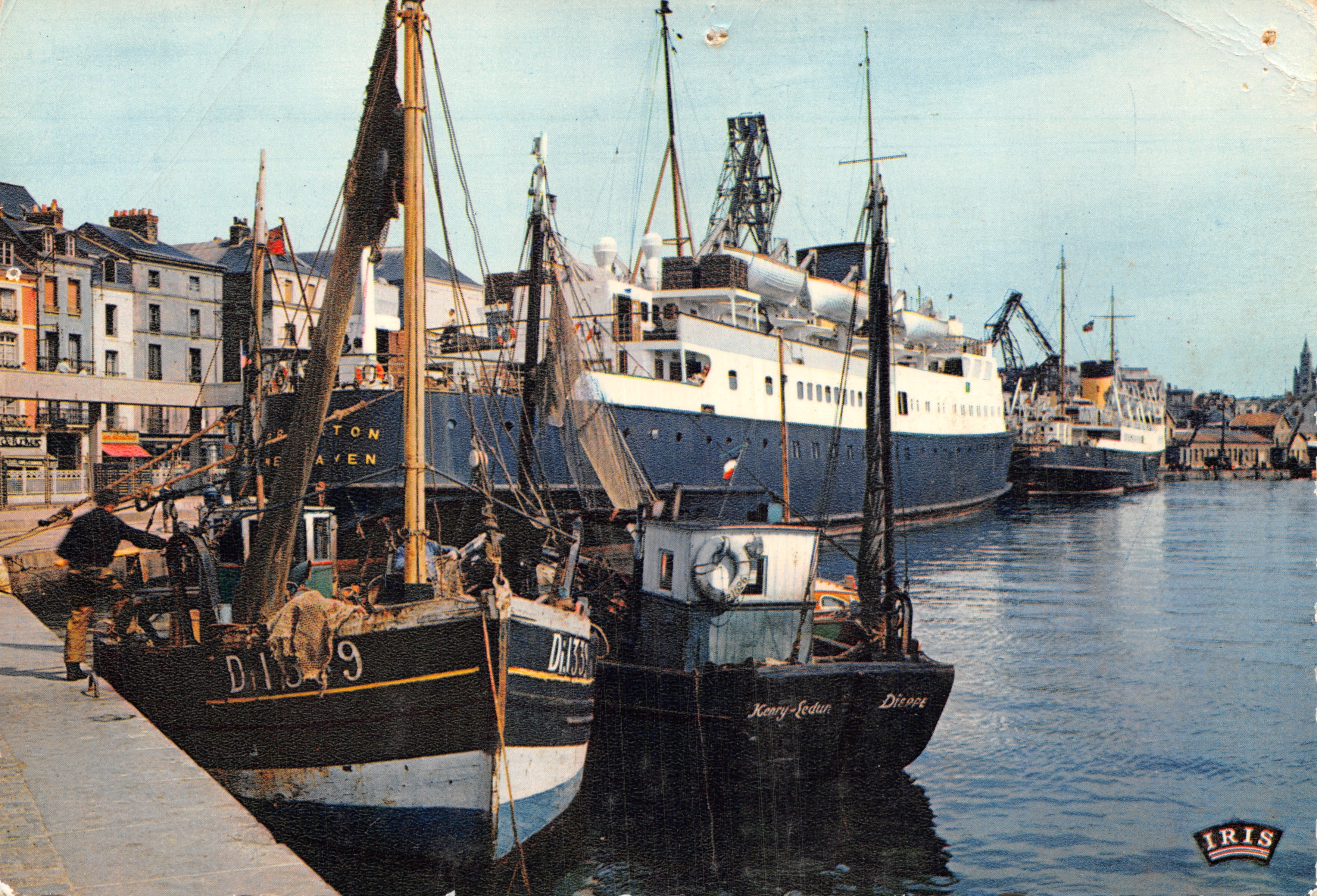 Puerto de Dieppe — vista con el vapor « Dieppe » y barcos de pesca — Éditions IRIS