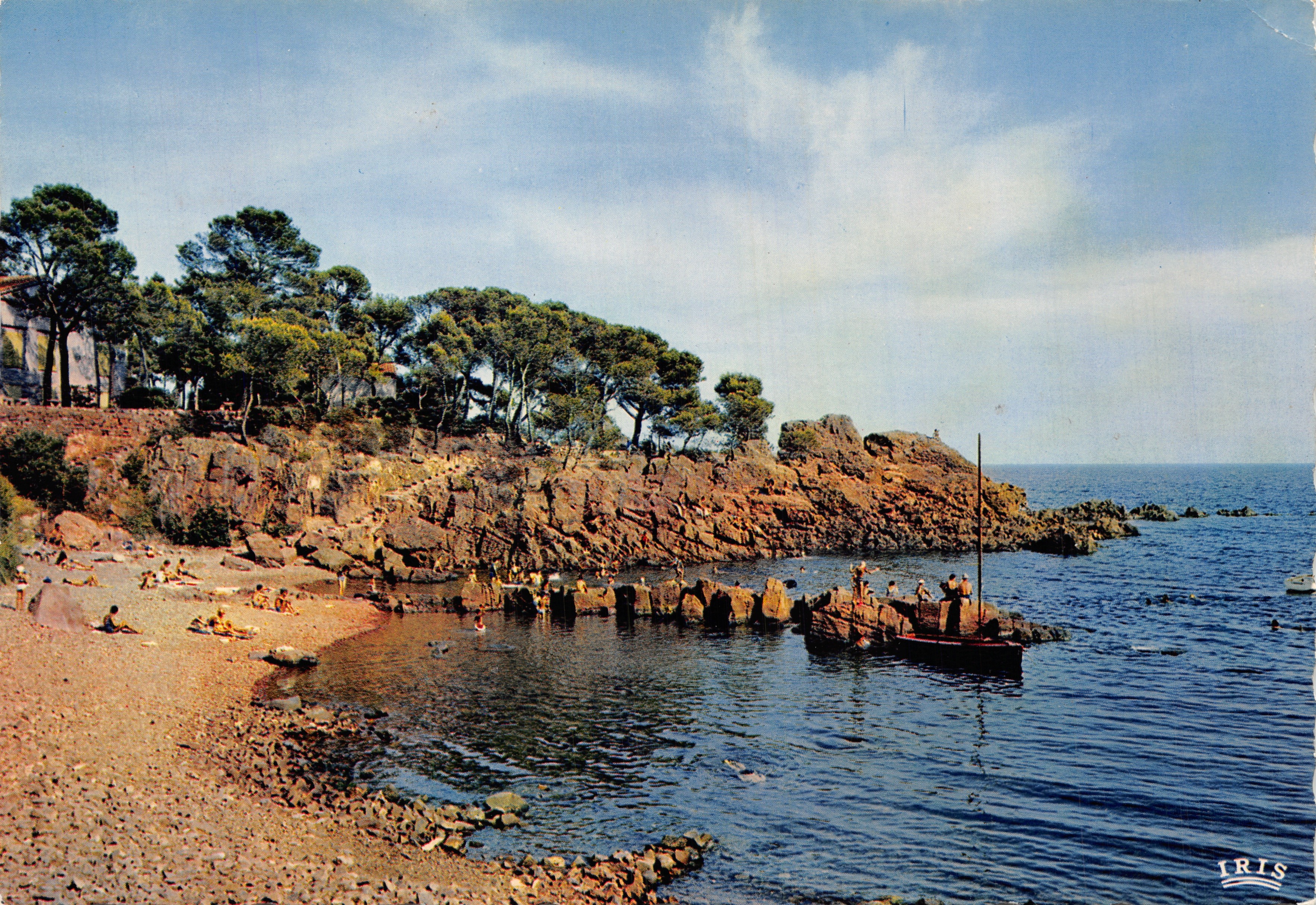 Boullouris (Var) — playa rocosa con pinos y barco — éditeur IRIS