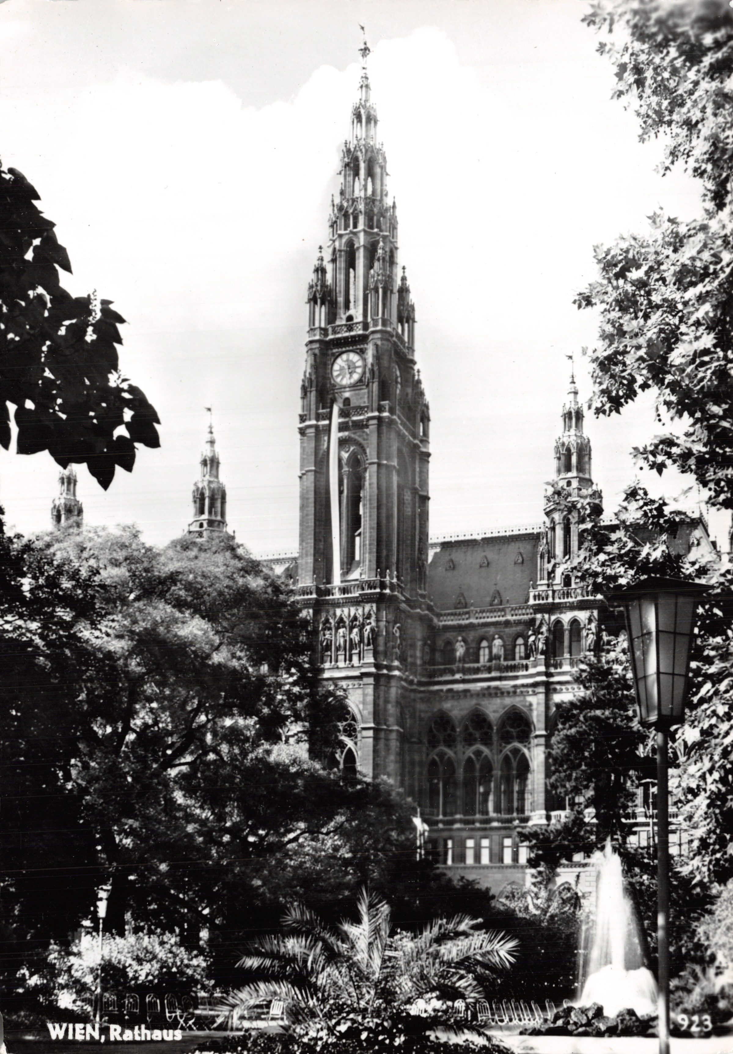 Vienna, Town Hall — view of the building with its ornate spire and a fountain in the foreground — publisher R. Hodina, N. Assmann, Wien III, no. 923