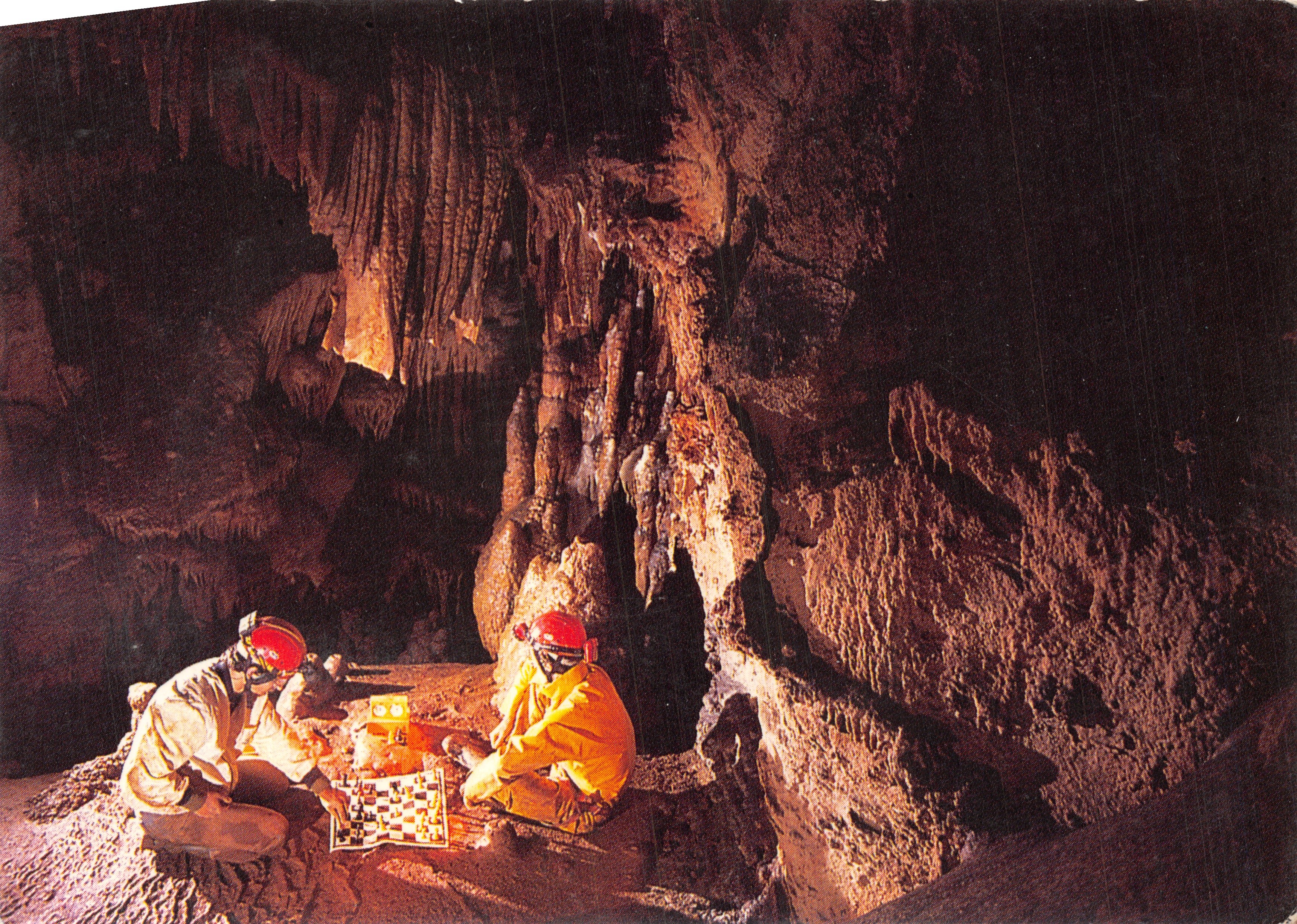 Duello negli abissi — Scena di speleologia con due esploratori che giocano a scacchi — asphodèle ÉDITION, CD-18
