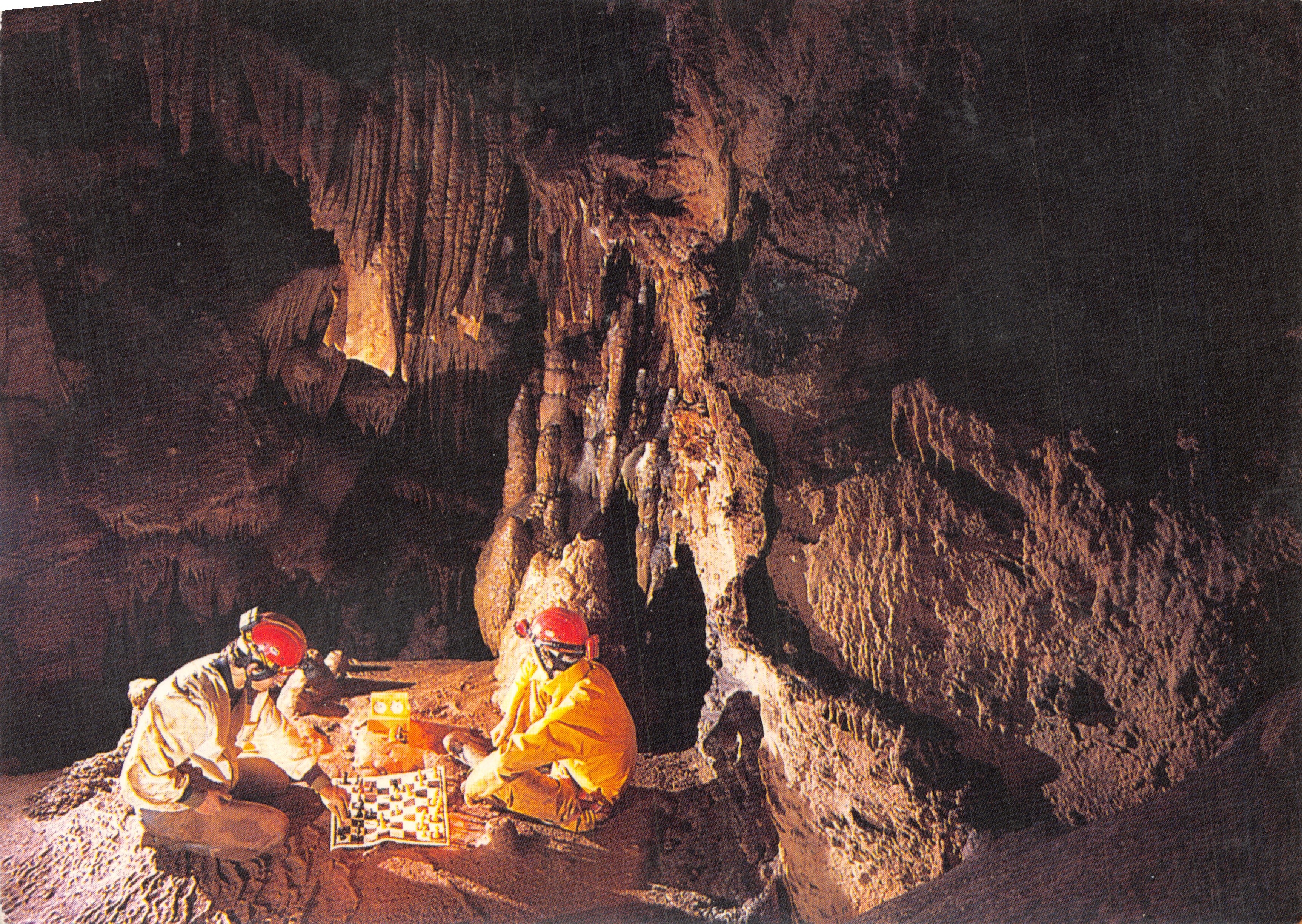 Duels in de afgronden — Scene van speleologie met schaakbord — asphodèle ÉDITION, n° CD-18