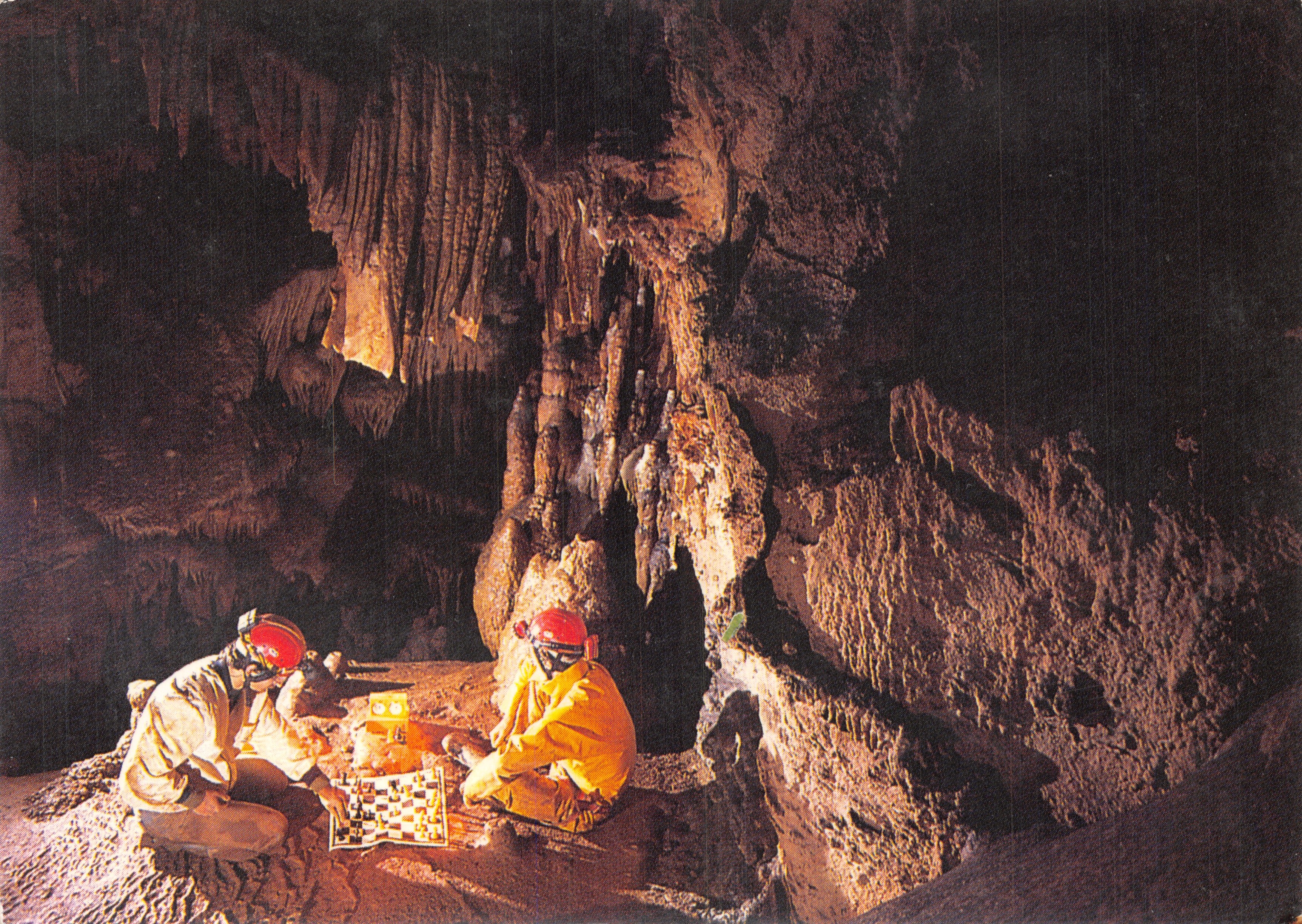 Duels in de afgronden — Scene van speleologie met twee exploratoren die schaak spelen — asphodèle ÉDITION, CD-18