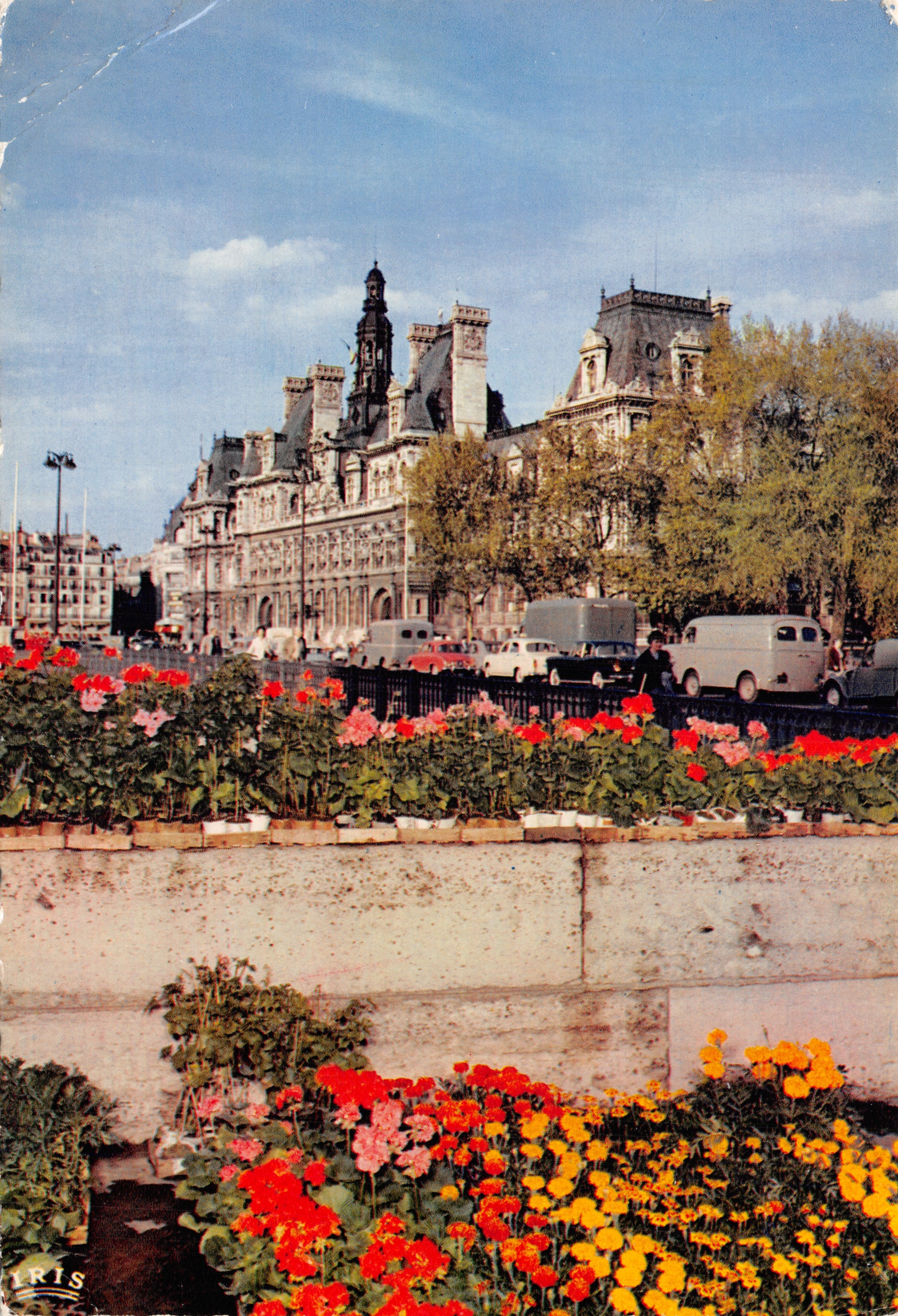 Platz des Rathauses — Ansicht mit Blumen und Fahrzeugen — Verlag IRIS
