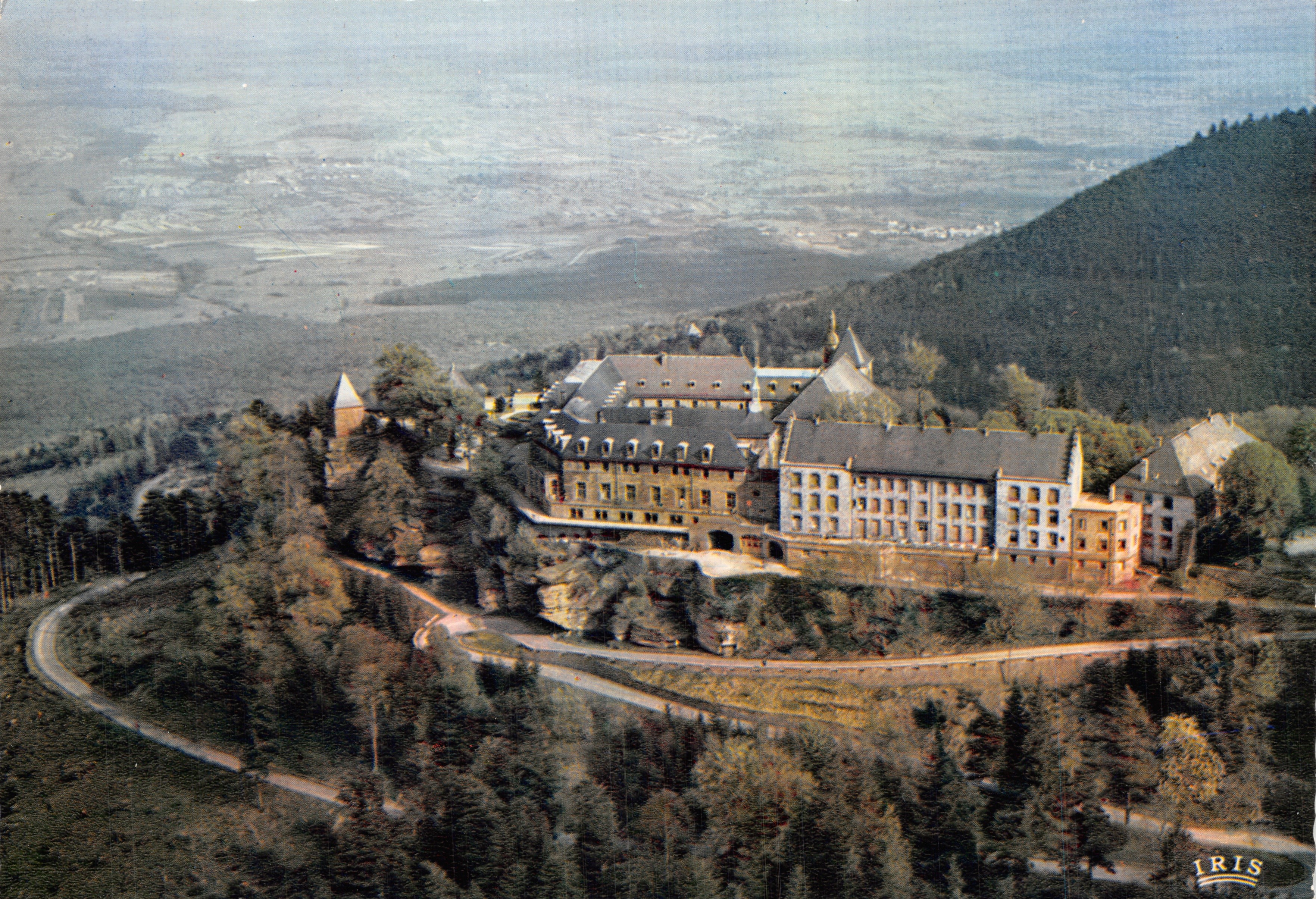 Mont-Sainte-Odile — Le couvent et la plaine d'Alsace — éditeur IRIS