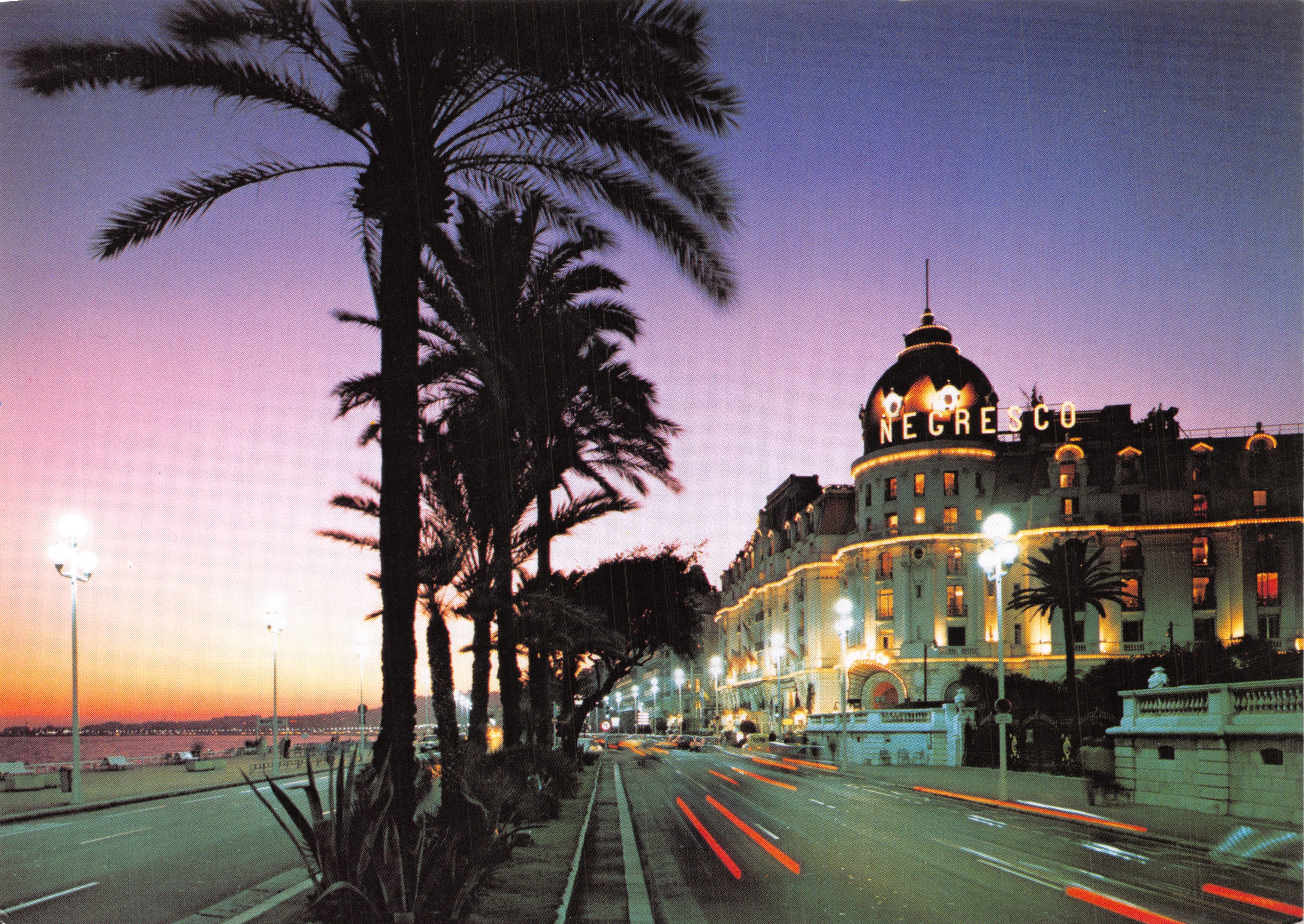 Nice - Het Hotel Négresco — uitzicht op de Promenade des Anglais bij zonsondergang, uitgever LBE Editions