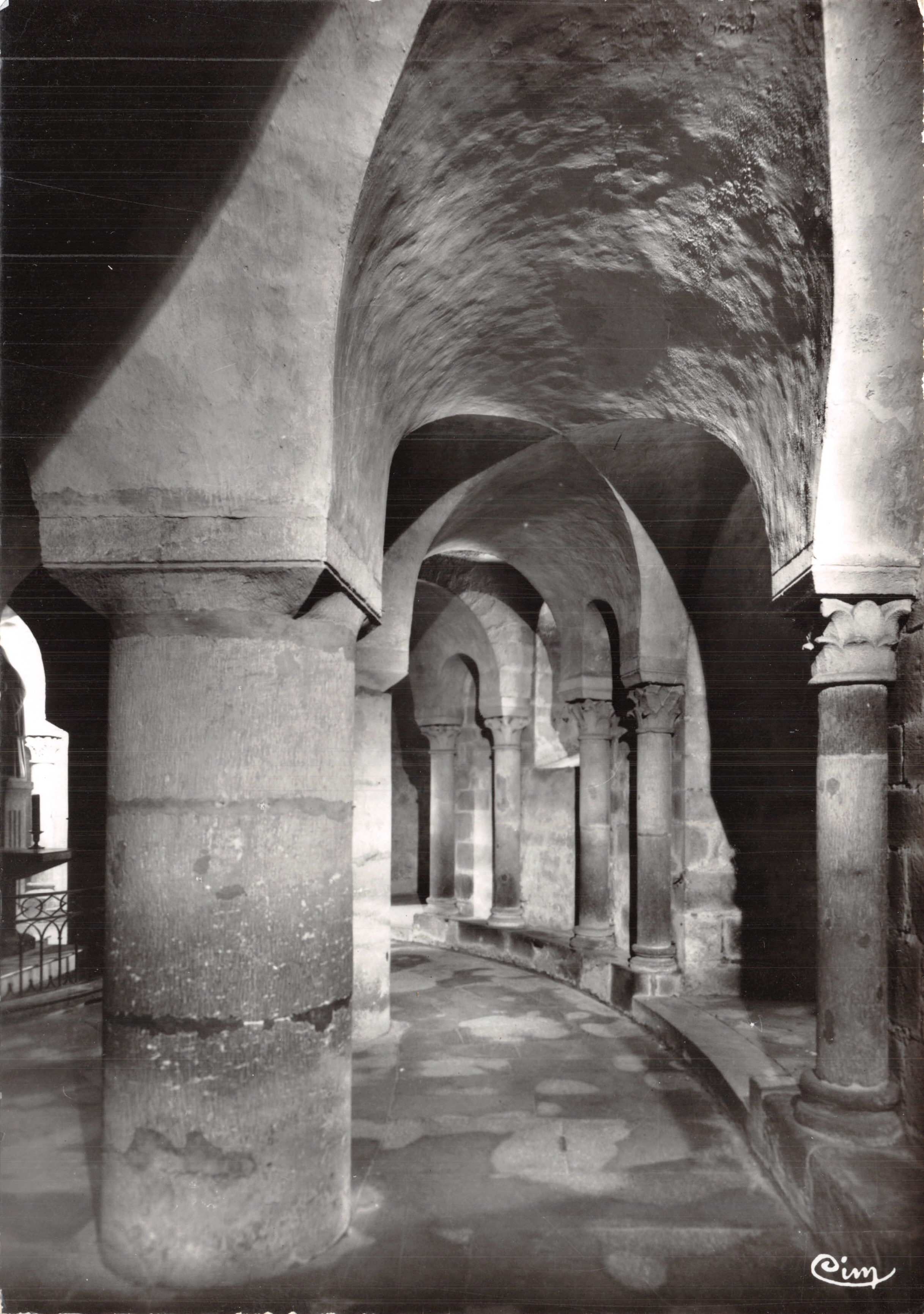 Issoire (P.-de-D.) — Ambulatorio de la cripta de la iglesia de Saint-Austremoine (siglo XII) — IMPRESO EN LA TARJETA: CIM