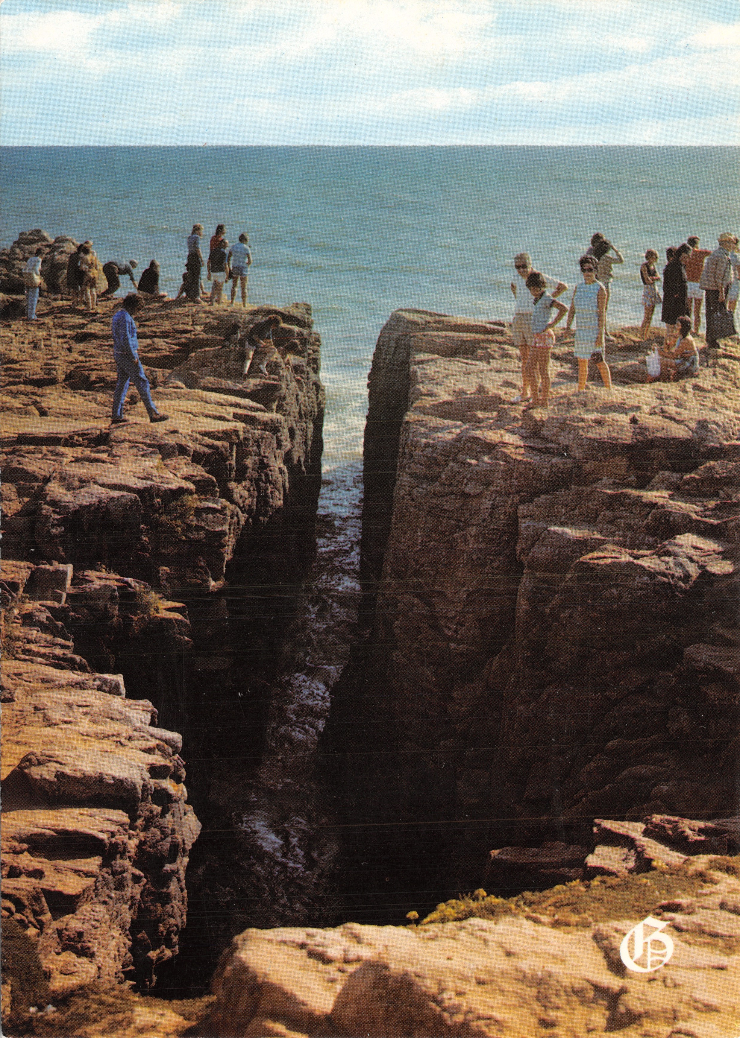 Los Pozos del Infierno — vista de las escolleras y el abismo — Éditions Harrys, Photo G. Naud