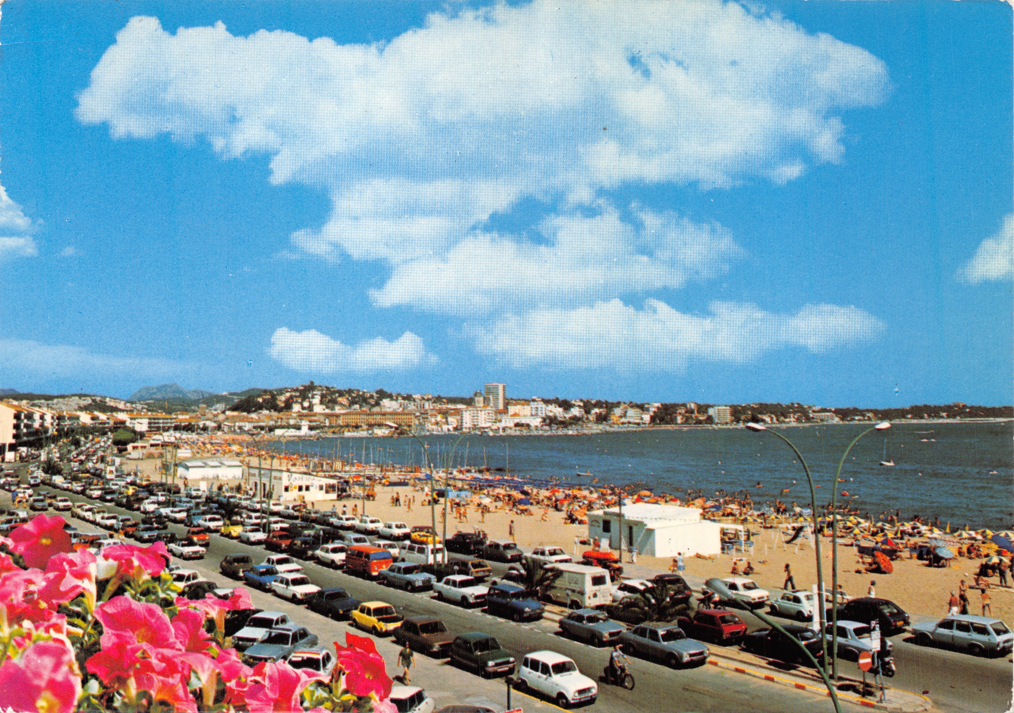 Plage de Fréjus — vue panoramique avec parking et fleurs en premier plan — Éditions AZUR RIVIERA