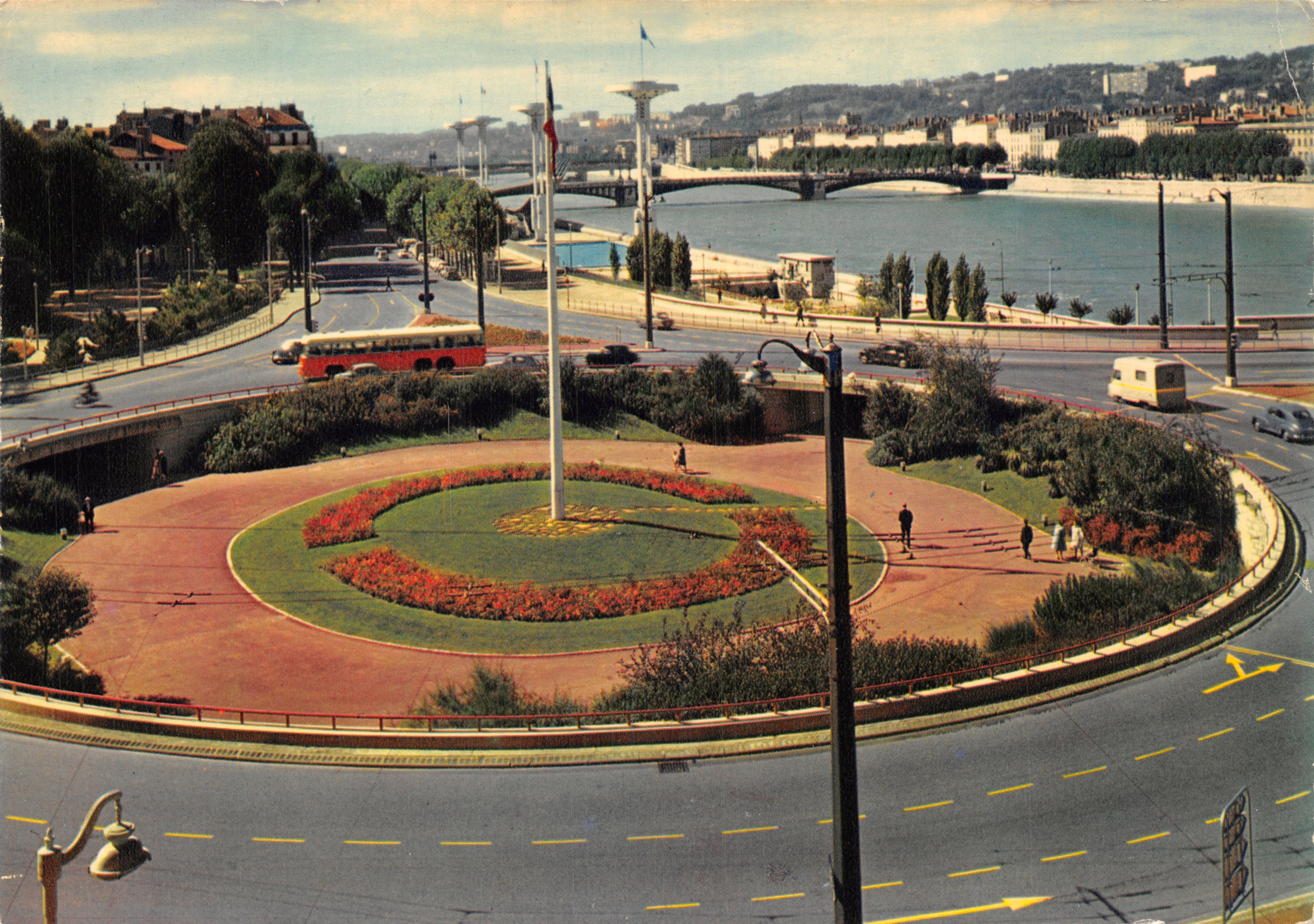 Plaats van de Rhône-kades — panoramisch uitzicht met bloeiende rotonde en brug — Éditions "La Cigogne"