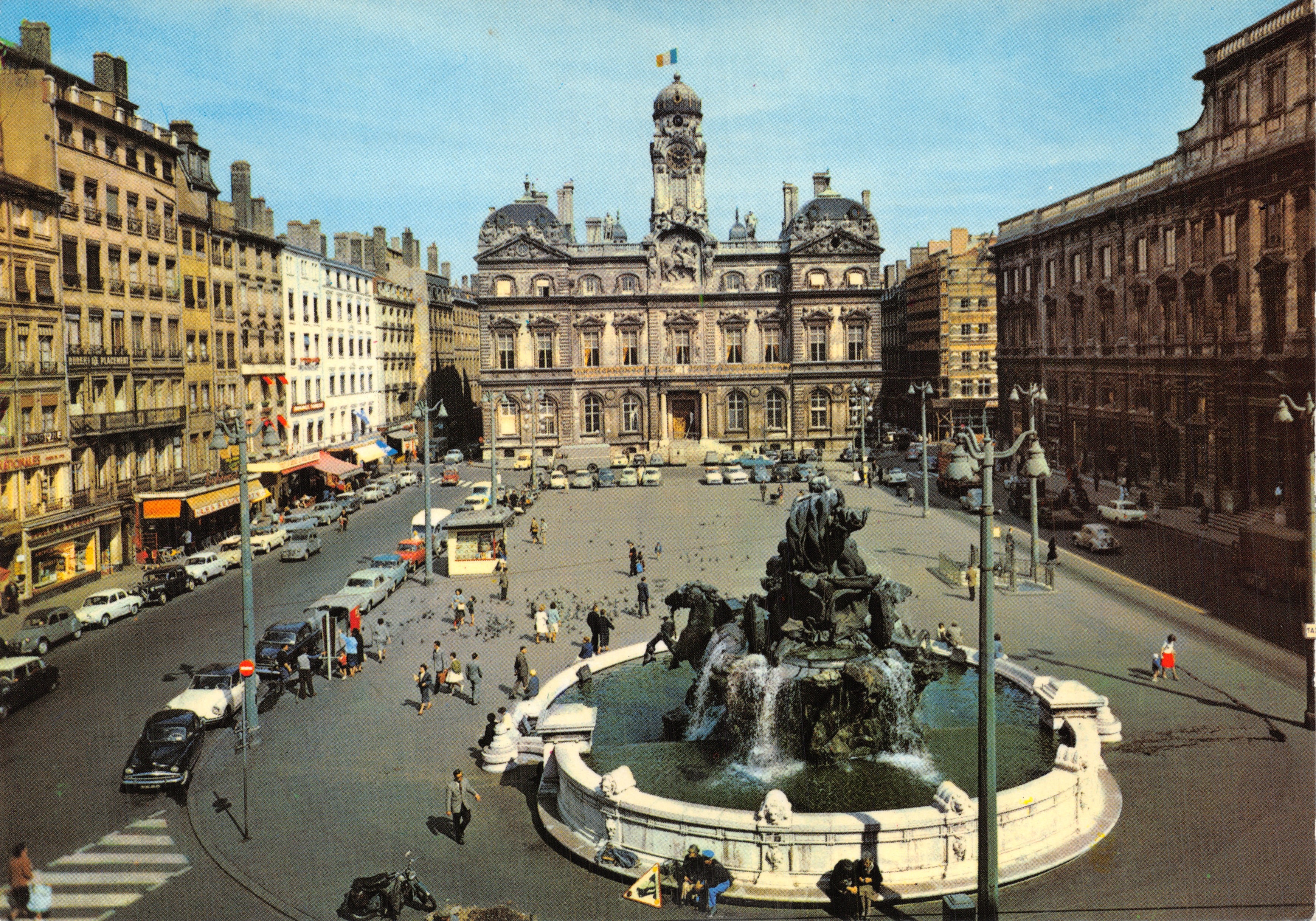 Lyon - Place des Terreaux — Palazzo Comunale e Fontana Bartholdi, editore Spadem, n. R. 151