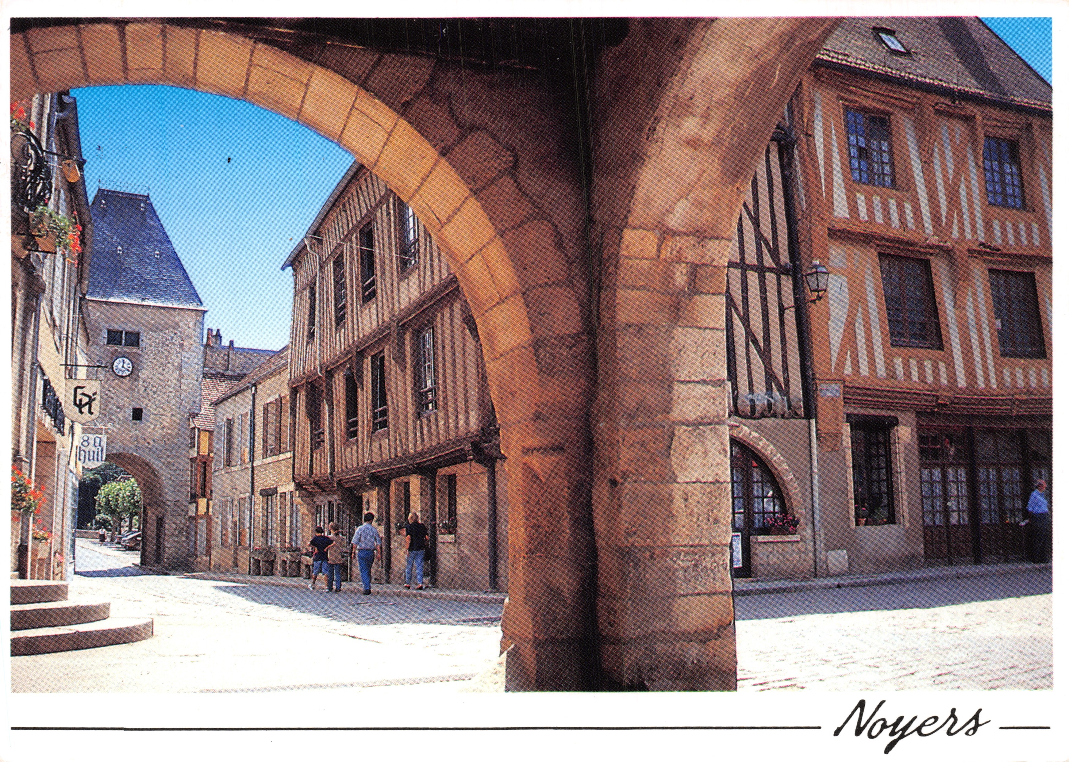 Noyers — Weergave onder de boog van de middeleeuwse stad — Éditions Cosne S/Loire