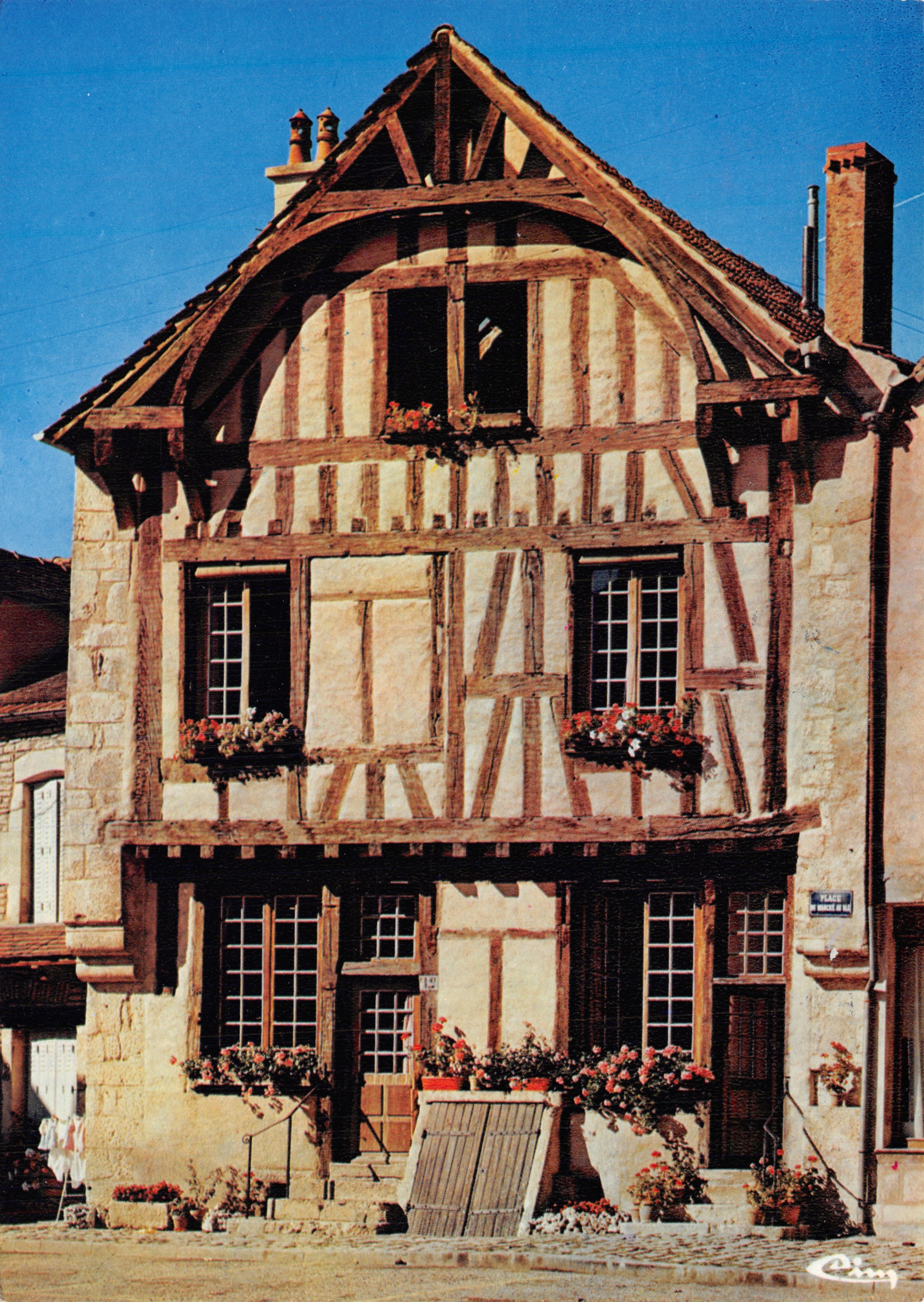 Noyers-sur-Serein — Timber-framed house from the 15th century — Imprimeur Combier, Macon
