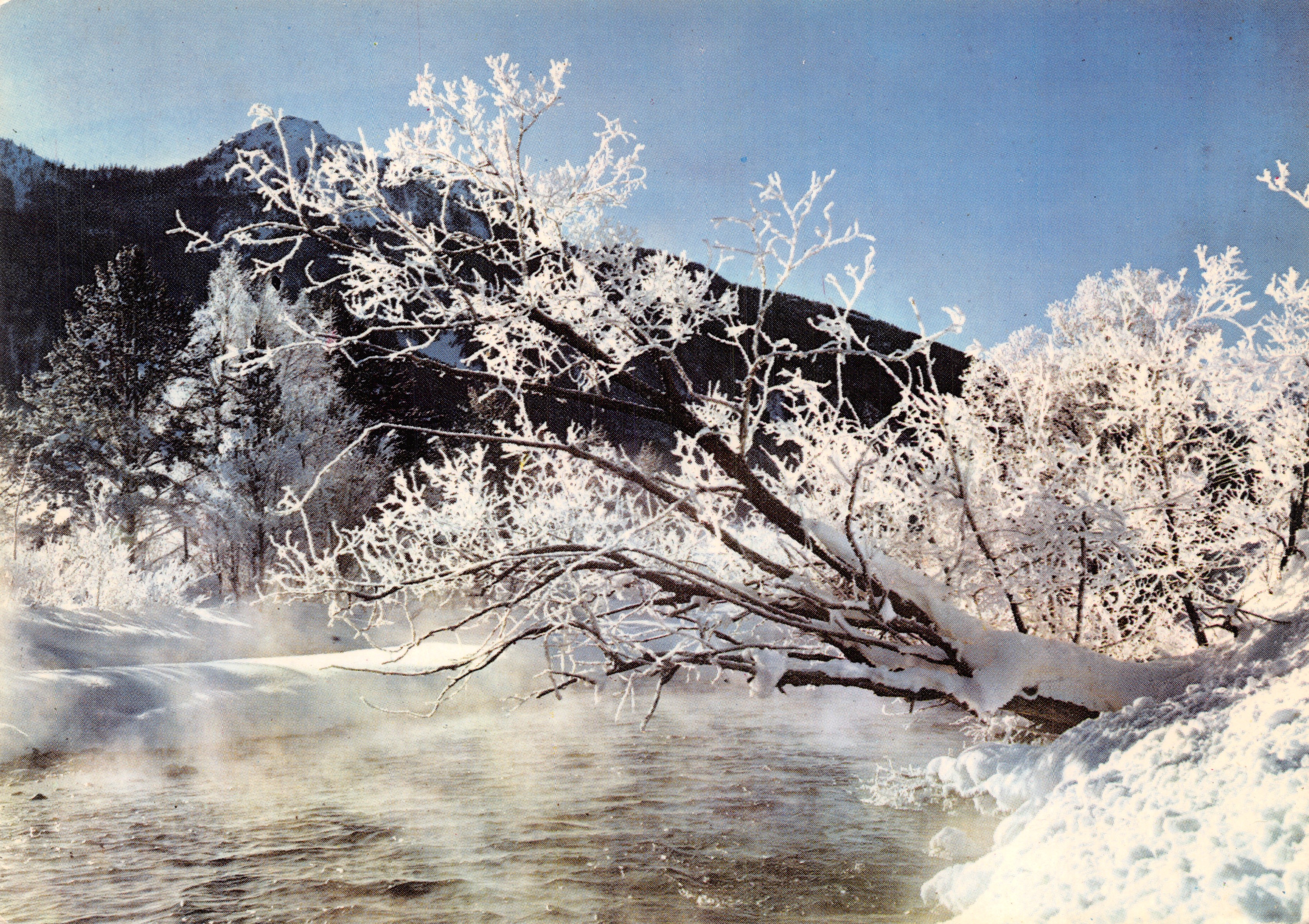Favola Invernale — paesaggio innevato con fiume fumante e montagne innevate — Edizione e Cliché Paul Gouding, 66120 Font-Romeu